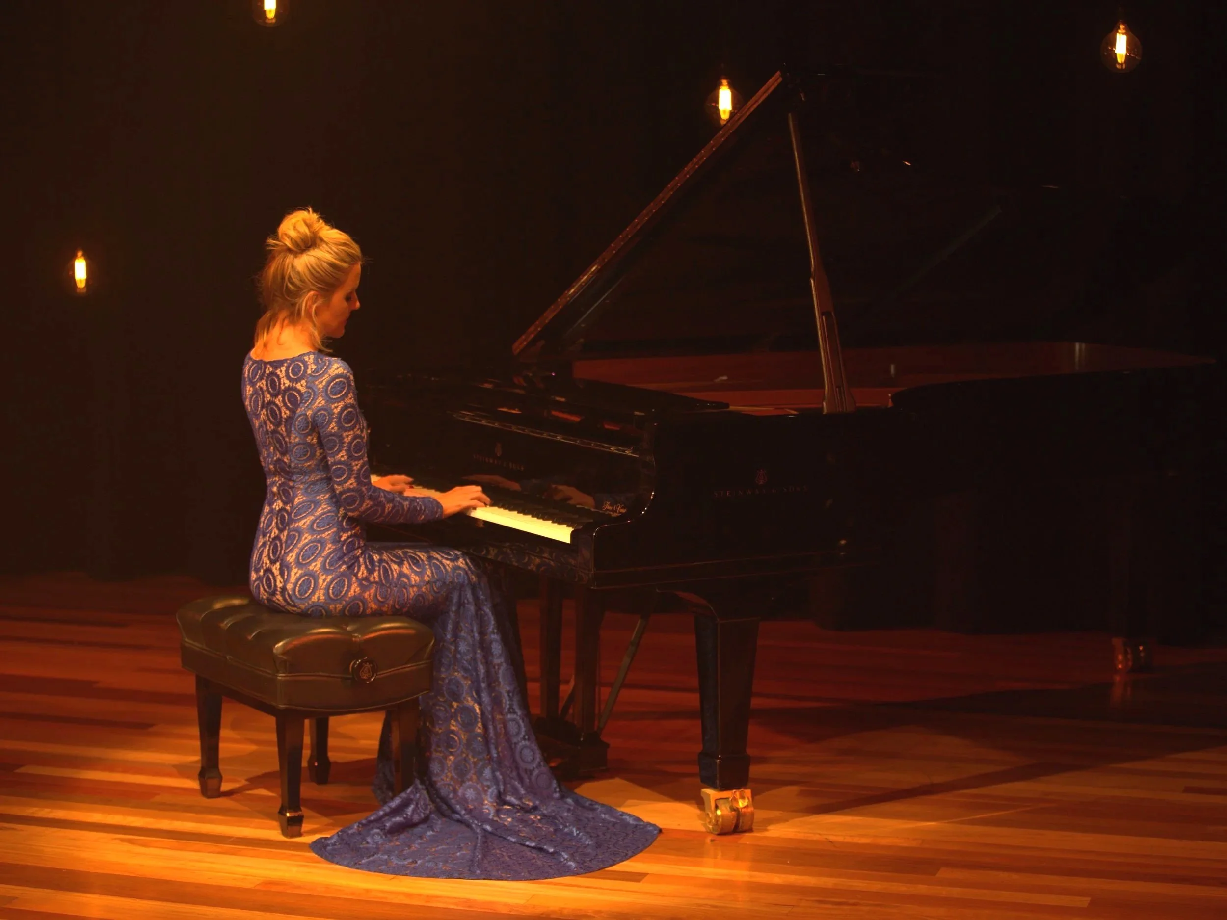 Performing Live Music in Sydney | SIMONE WADDELL | www.artist-bookings.com