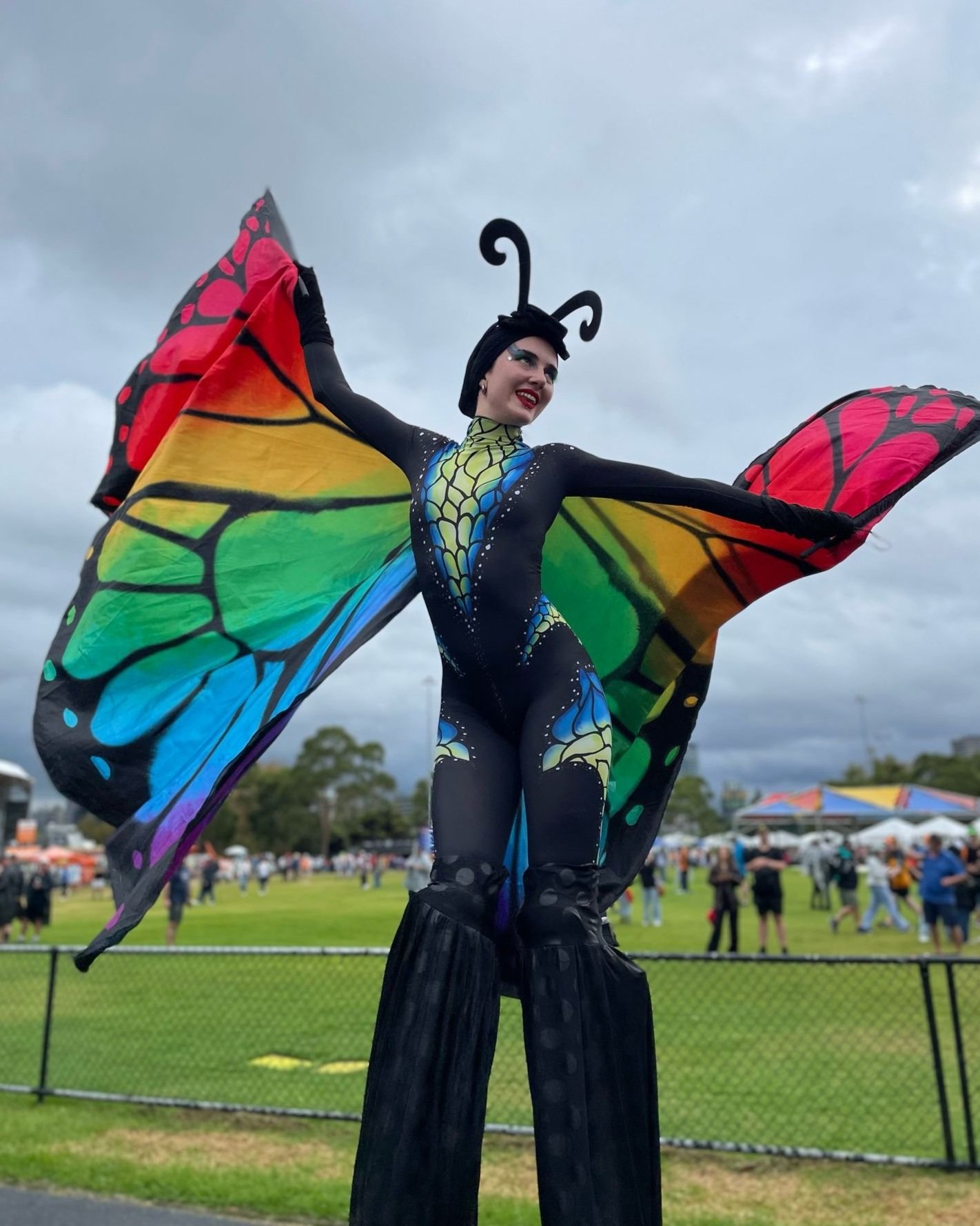 Book circus roving artist Melbourne | CAITLIN is dazzling for outdoor festivals