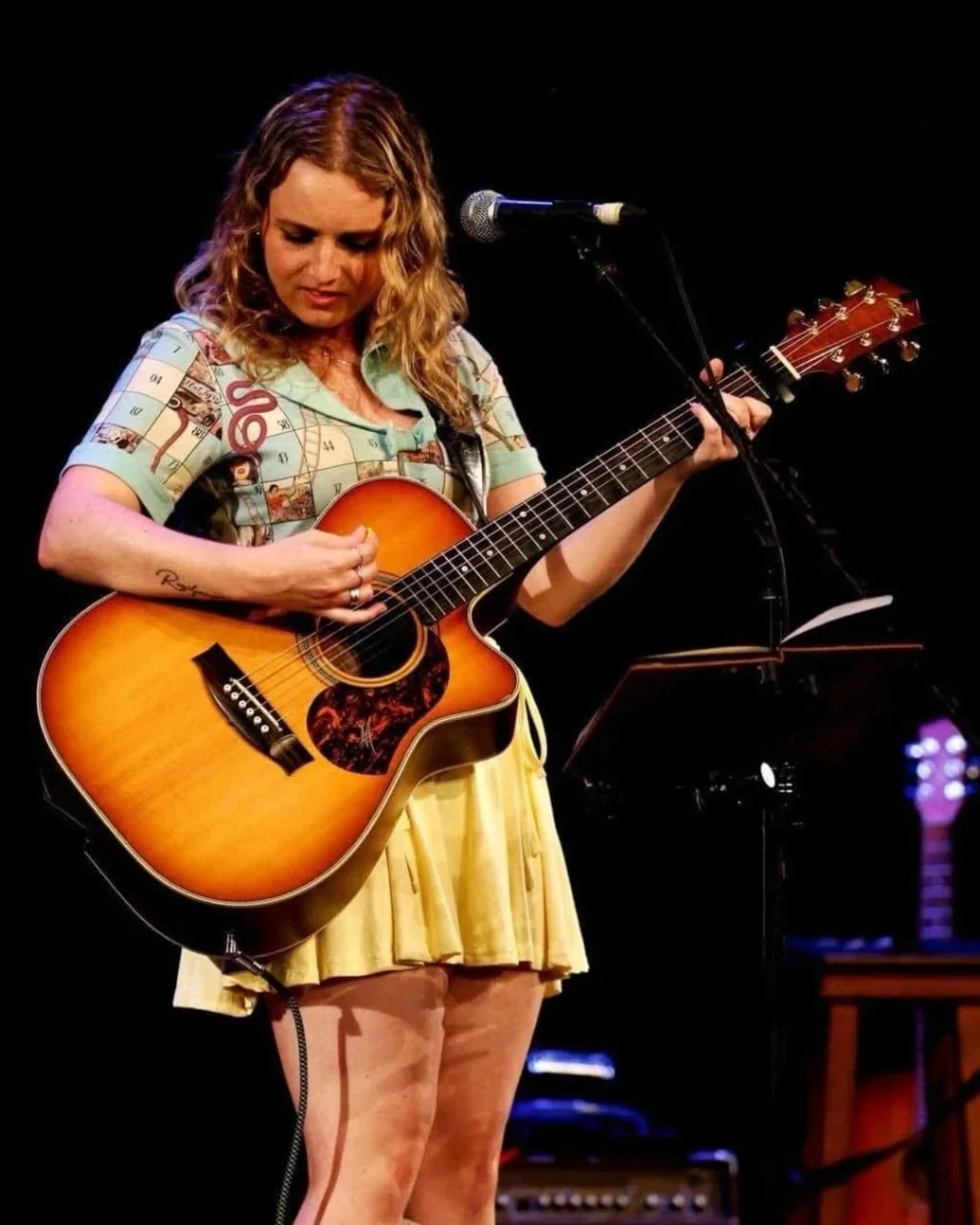TIFFANY-Mackay-musician-acoustic-guitarist-country-folk-pop-rock-hire-for-festivals.jpg