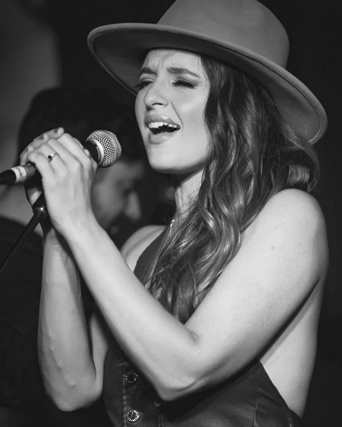 Book Melbourne singer DAKOTA | roots, blues, country music | www.artist-bookings.com