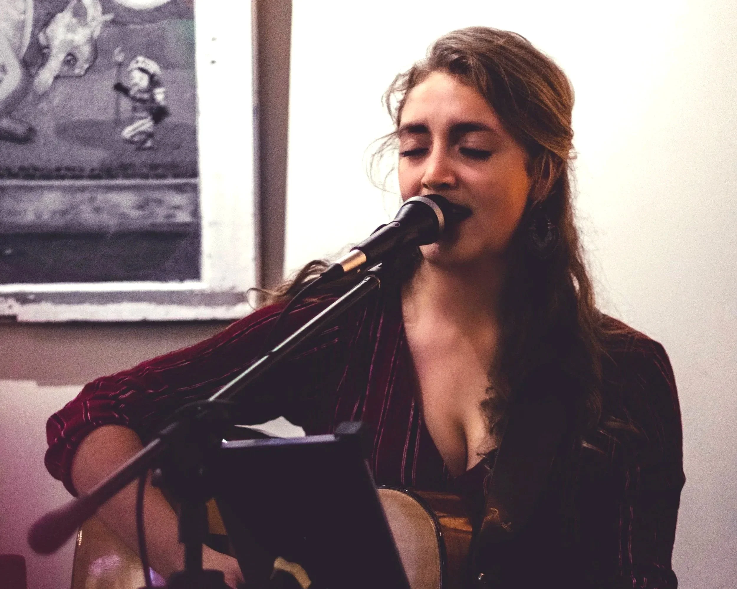 Brisbane-acoustic-guitarist-LAURA-MAE-is-ideal-for-bars.jpg