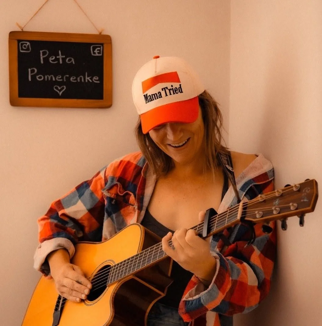 PETA BRISBANE FOLK MUSICIAN WEDDING RECEPTION LIVE ENTERTAINER HIRE SINGER
