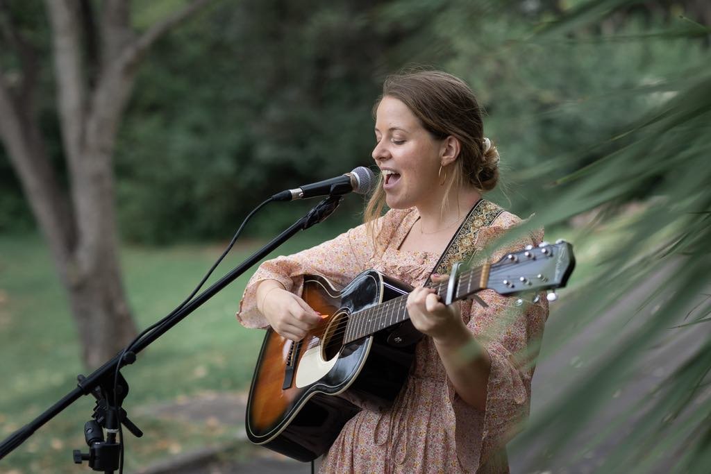 Book alt-country singer Sydney | GRACIE soulful sets for live venues