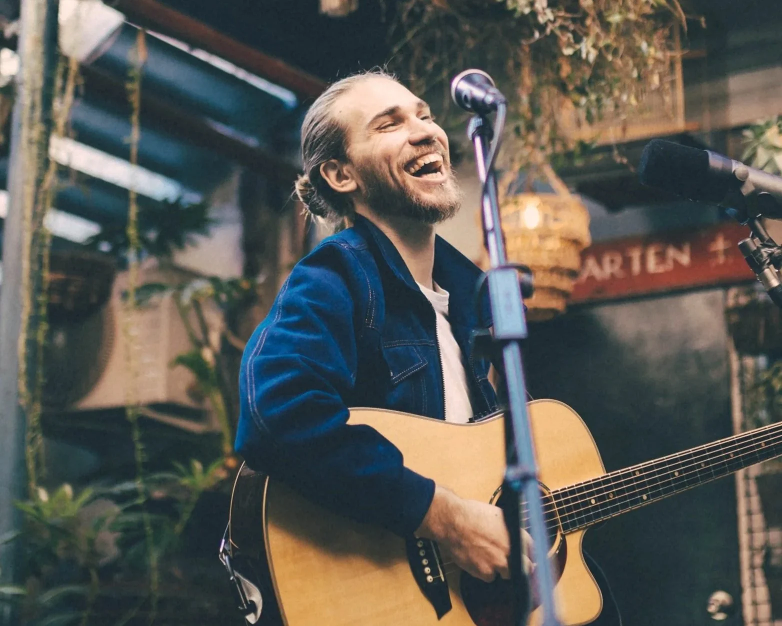 AARON MELBOURNE FOLK SINGER GOVERNMENT EVENT HIRE MUSICIAN
