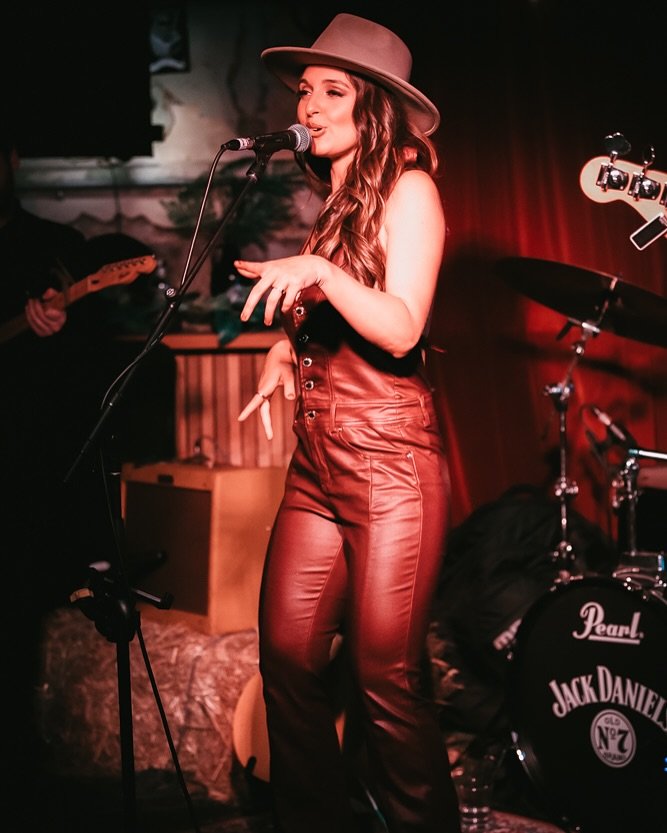 DAKOTA  versatile folk singer Melbourne | Artist Bookings