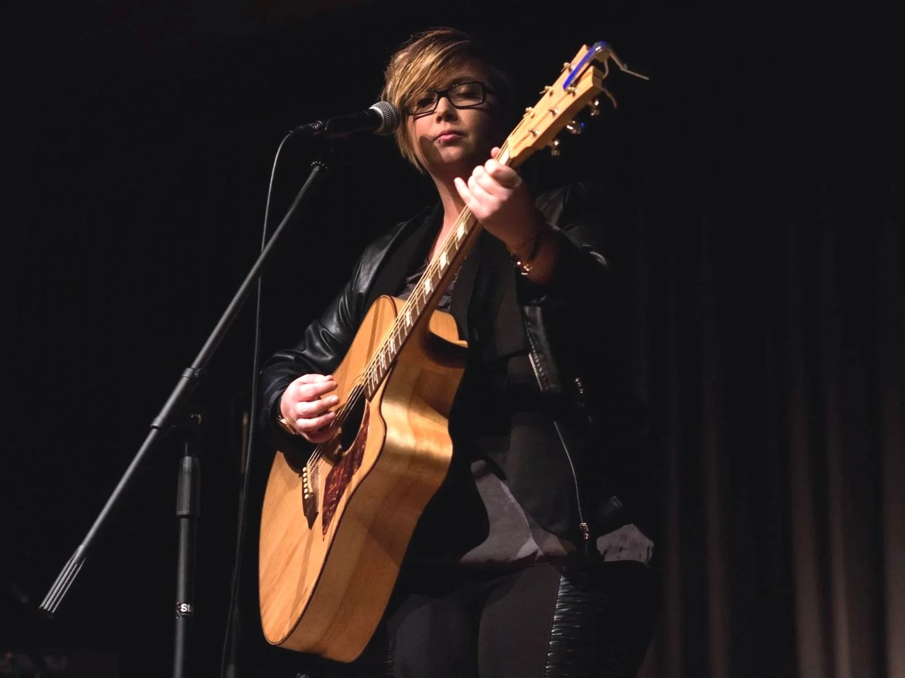 Book Sydney Musician | ANNIKA | Vocals, Guitar | www.artist-bookings.com