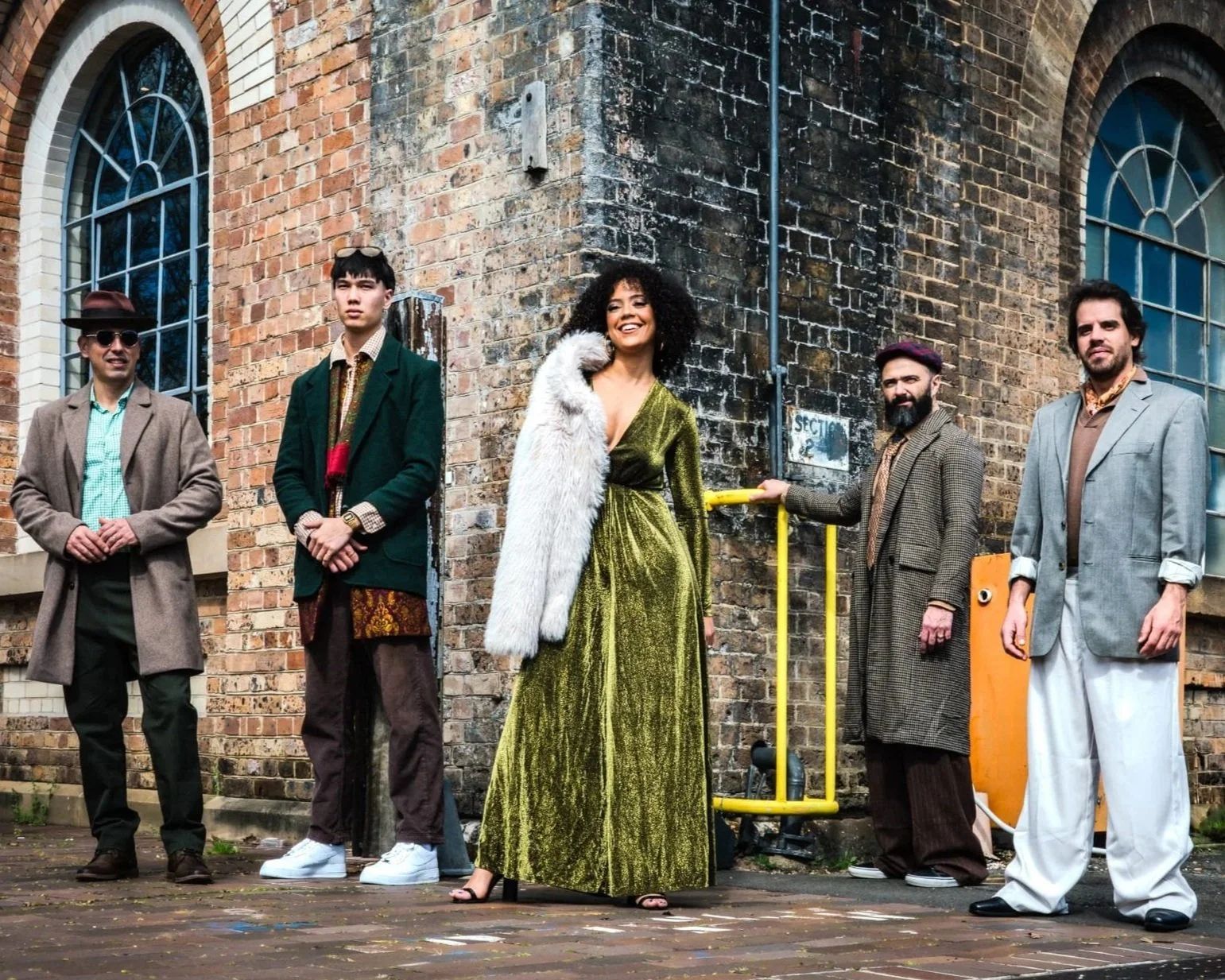 BETWEEN US SYDNEY LIVE ENTERTAINMENT BAND CLUB PERFORMANCE