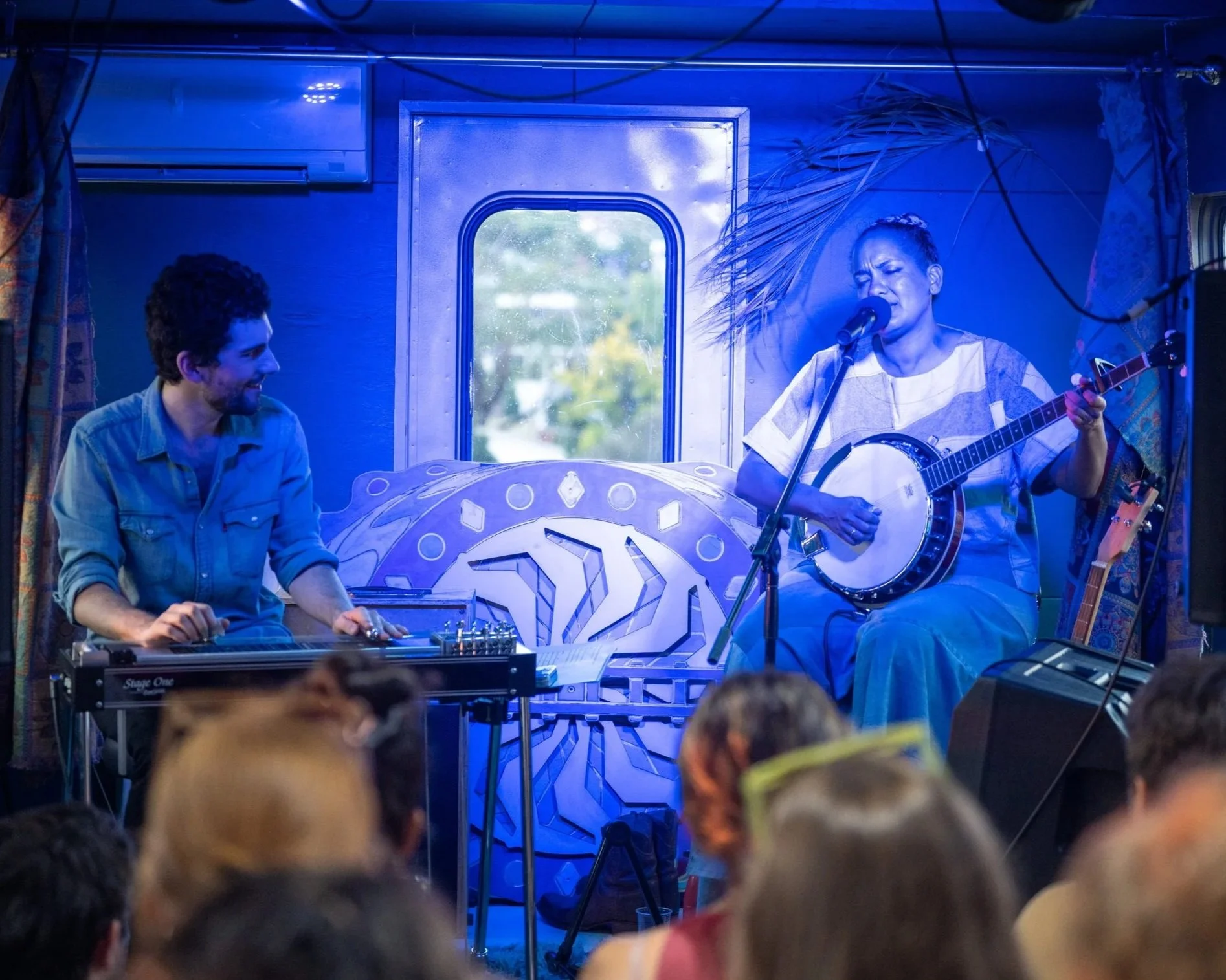 SUZIE D DUO MELBOURNE FOLK MUSIC FESTIVAL LIVE PERFORMANCE