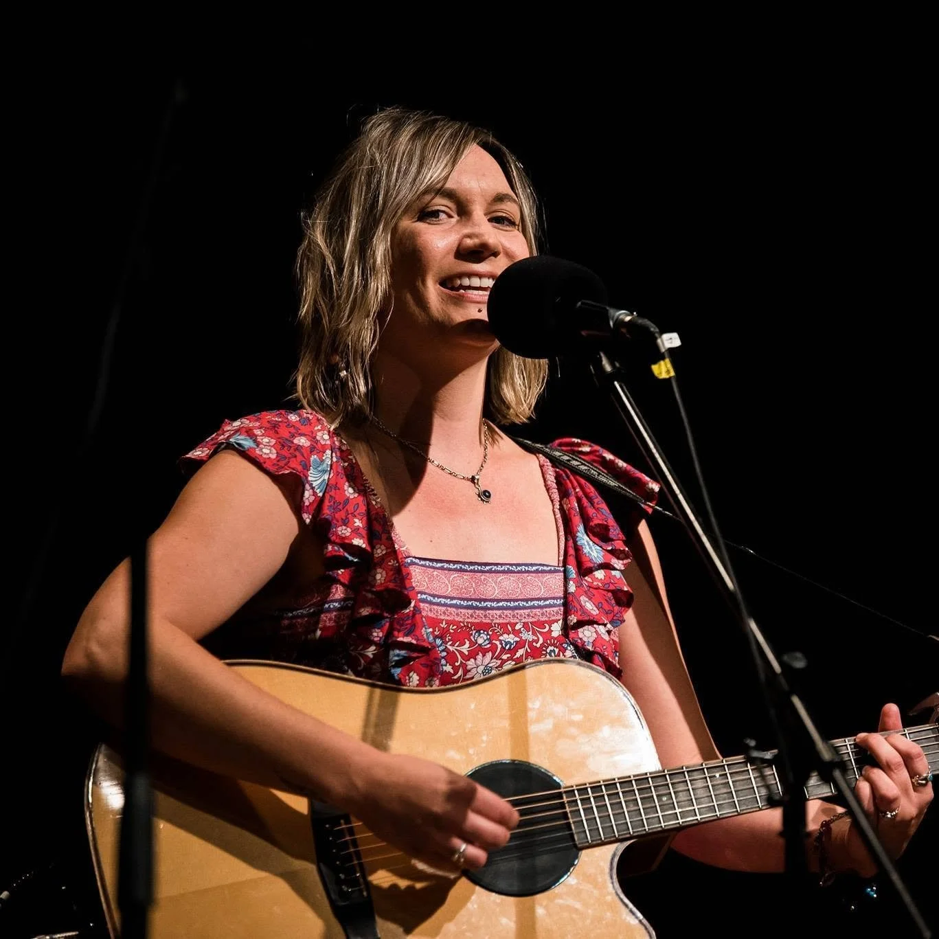 PETA BRISBANE FOLK SINGER WEDDING ENTERTAINMENT LIVE PERFORMANCE HIRE MUSICIAN