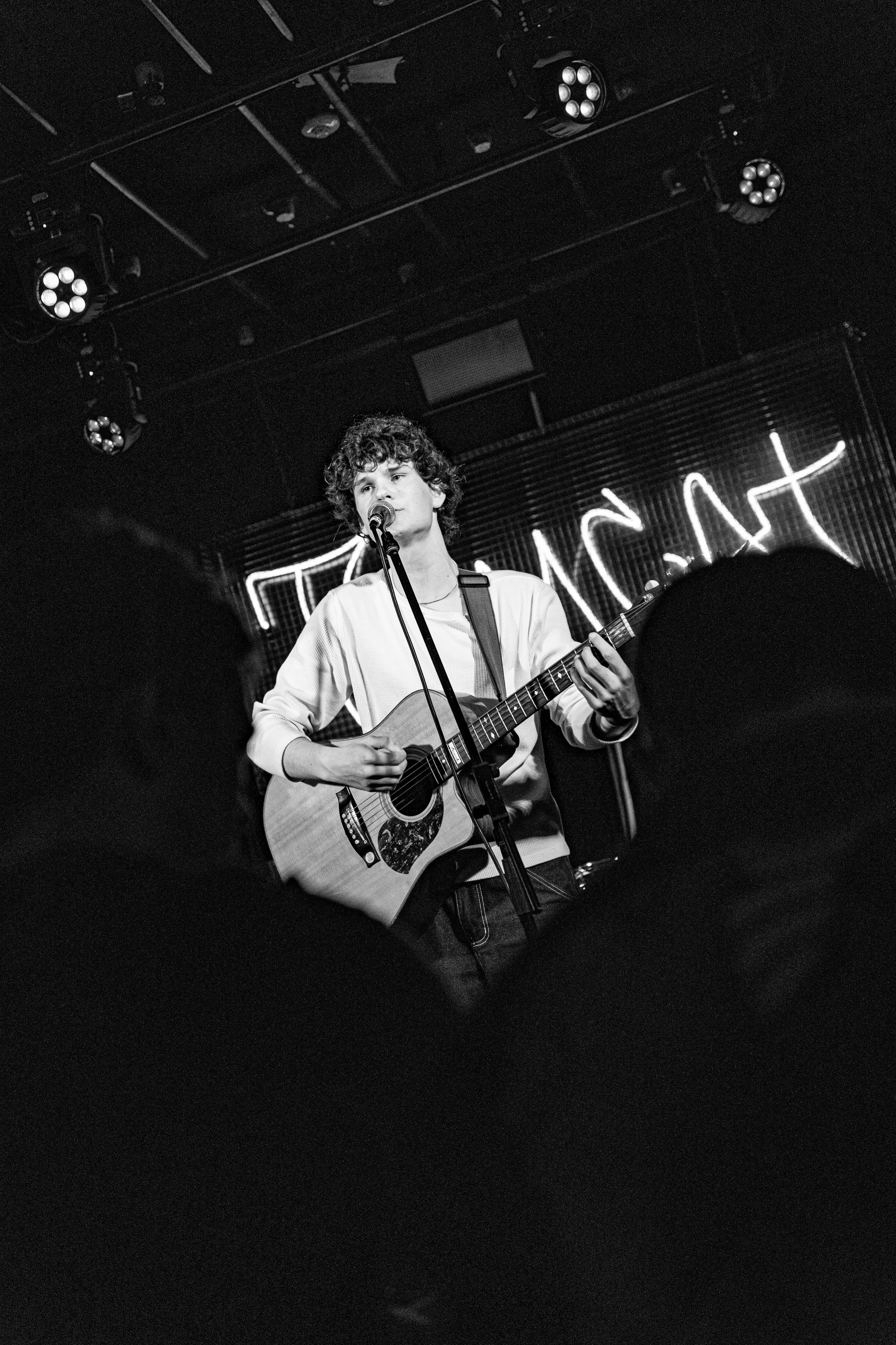 LUKE BRISBANE ACOUSTIC GUITAR VOCALIST CAFE BAR PERFORMANCE