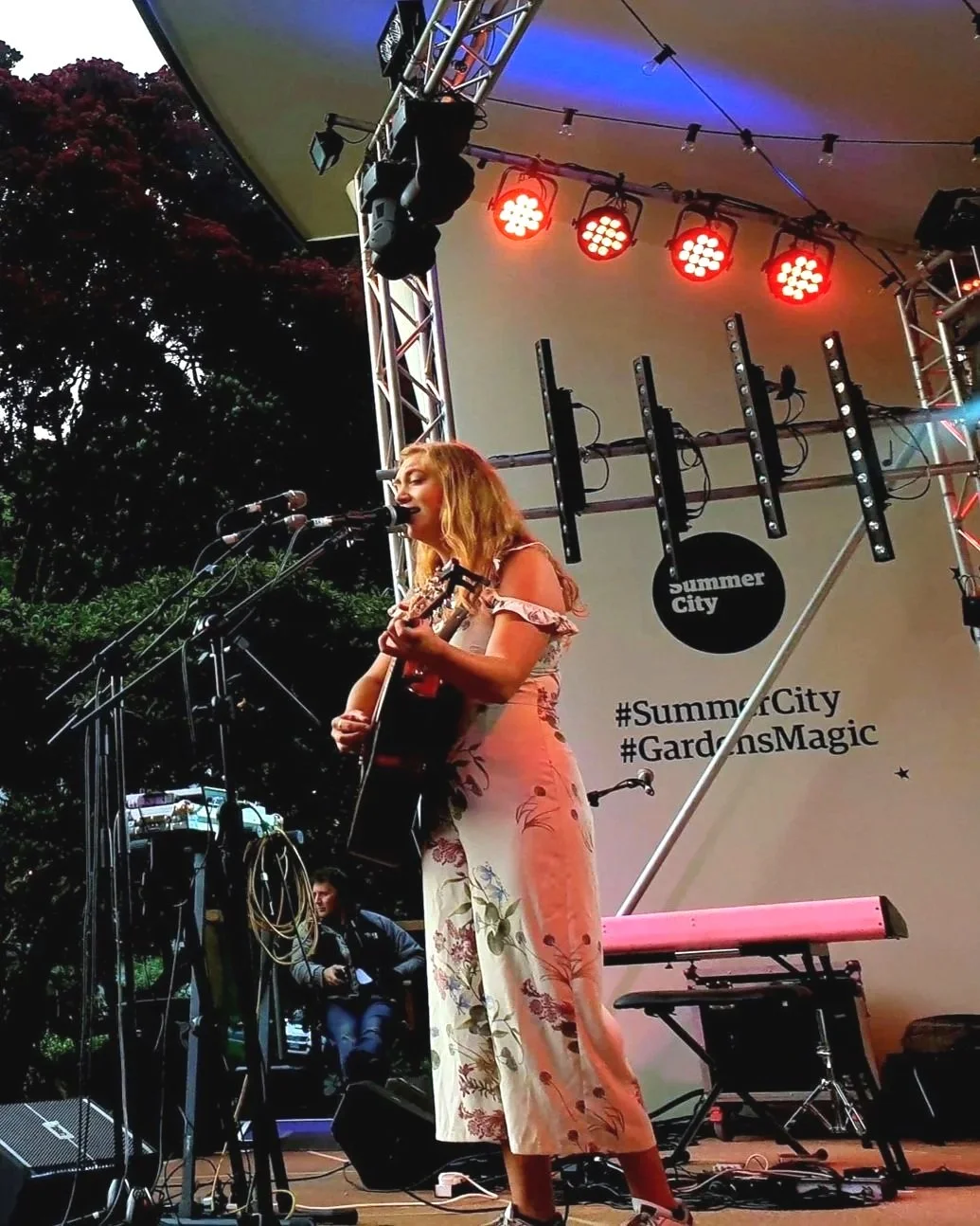 LAURA MAE is an acoustic pop artist performing in Brisbane | Artist Bookings