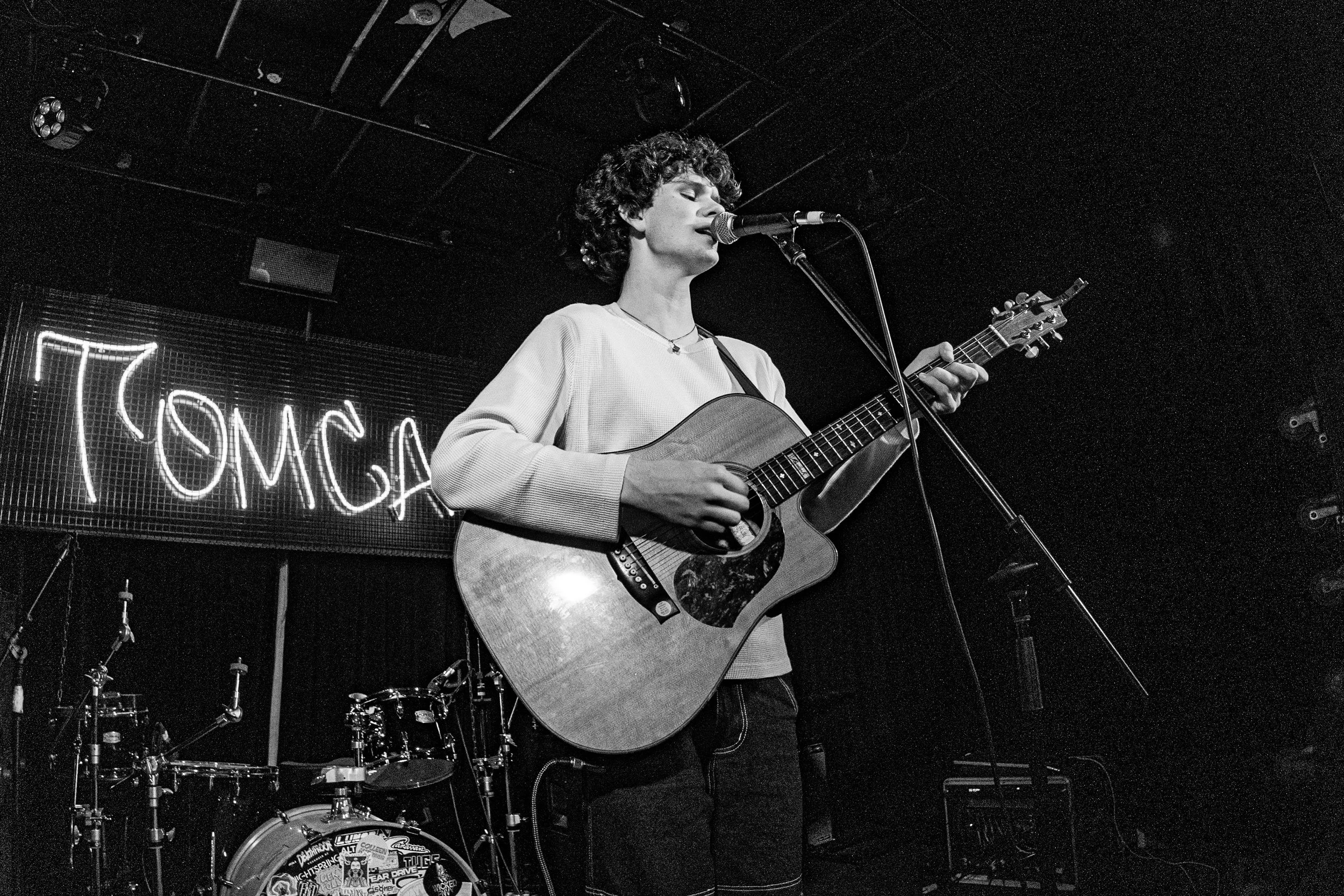 LUKE BRISBANE SOLO ARTIST COVERS LIVE ENTERTAINMENT BOOKING