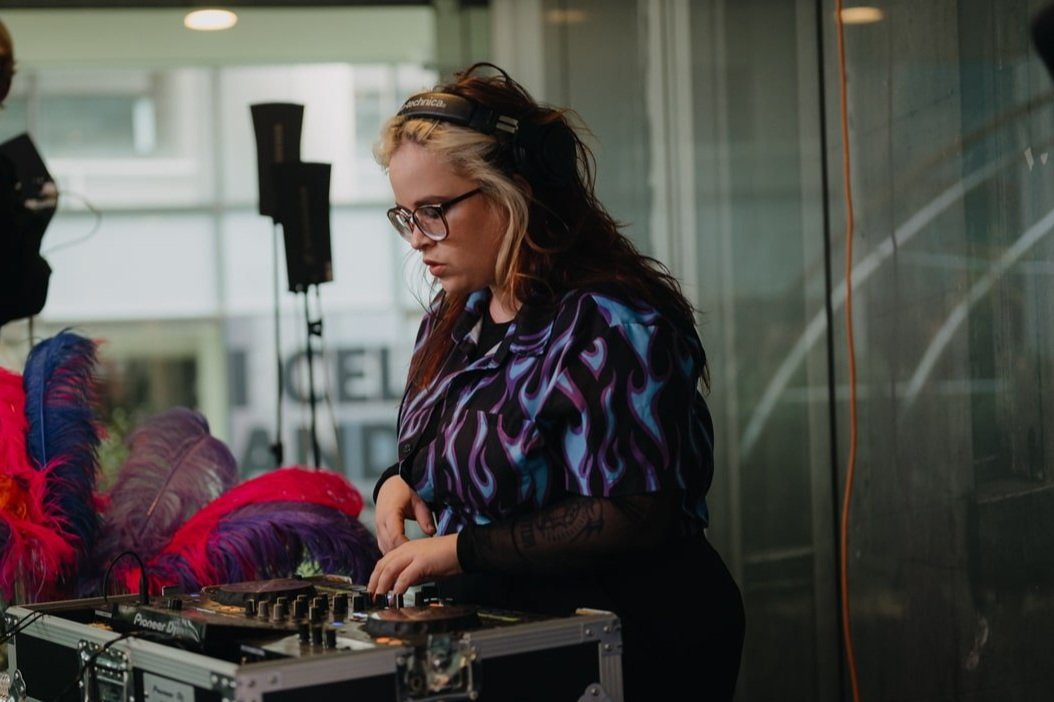 Book house music DJ Melbourne | DJ KIA is perfect for nightclub sets