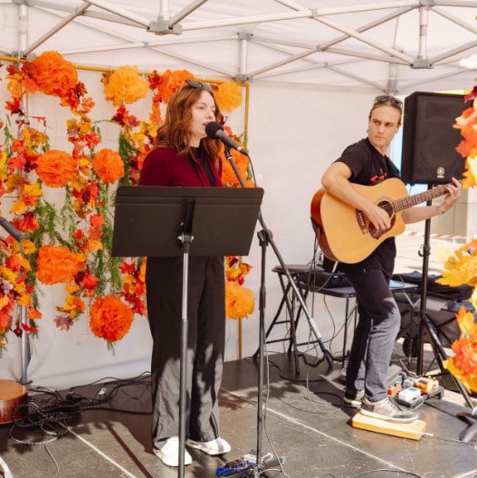 Hire CHARLOTTE DUO for Melbourne roots acoustic entertainment