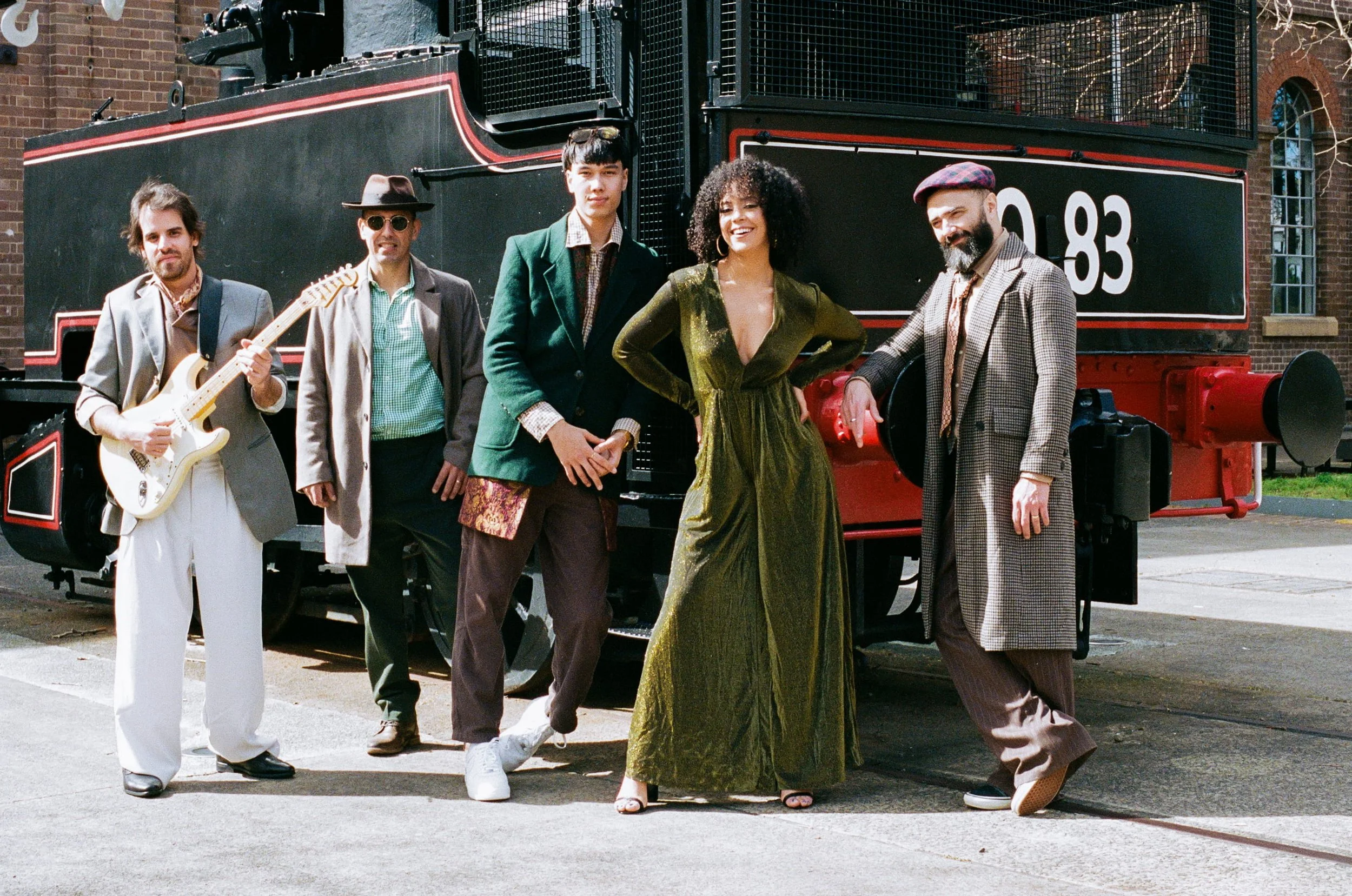 BETWEEN US SYDNEY SOUL FUNK BAND PRIVATE FUNCTION HIRE