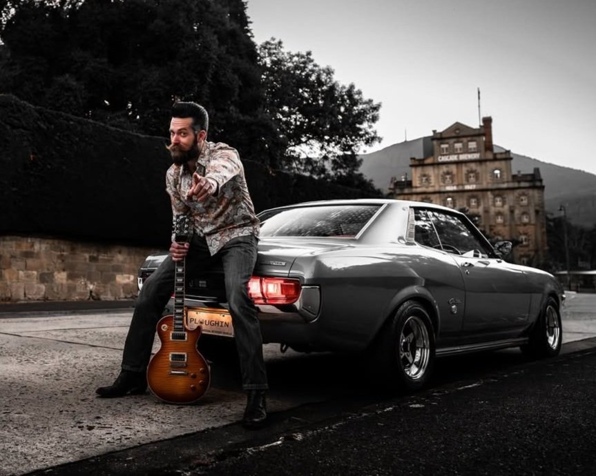 Hire live folk rock Melbourne | JUSTIN captivating acoustic solo show for corporate events