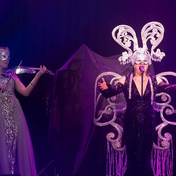 GLASS DIVAS is a captivating Melbourne duo offering electric glass violin and classical vocals for corporate events.