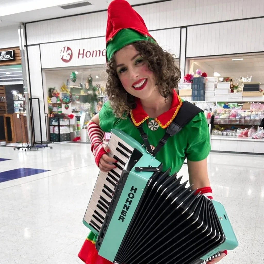 LUCY MELBOURNE CHRISTMAS MARKET STROLLING ACCORDIONIST