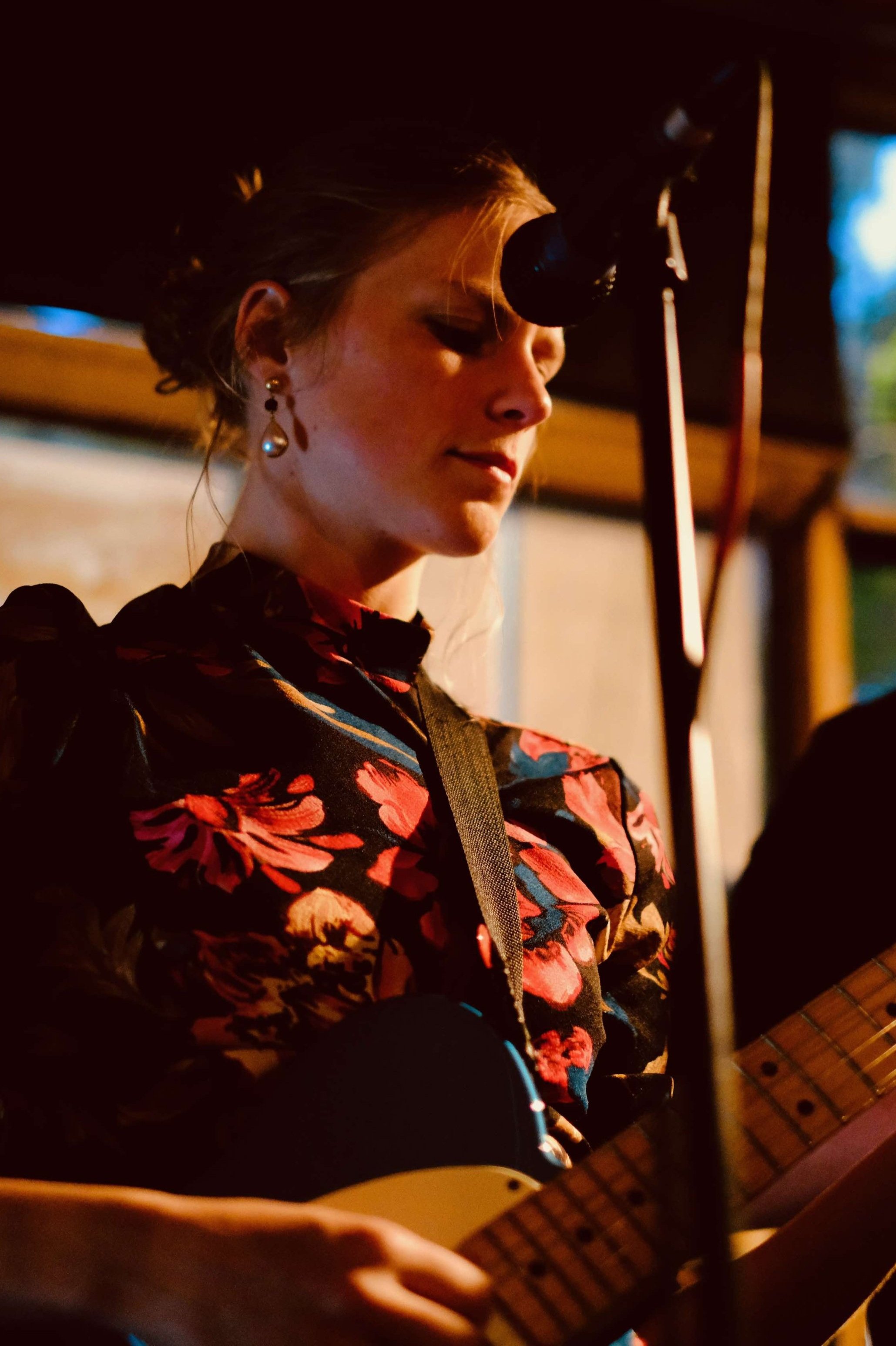 Electric guitarist RUBITA Wellington indie band hire for festivals