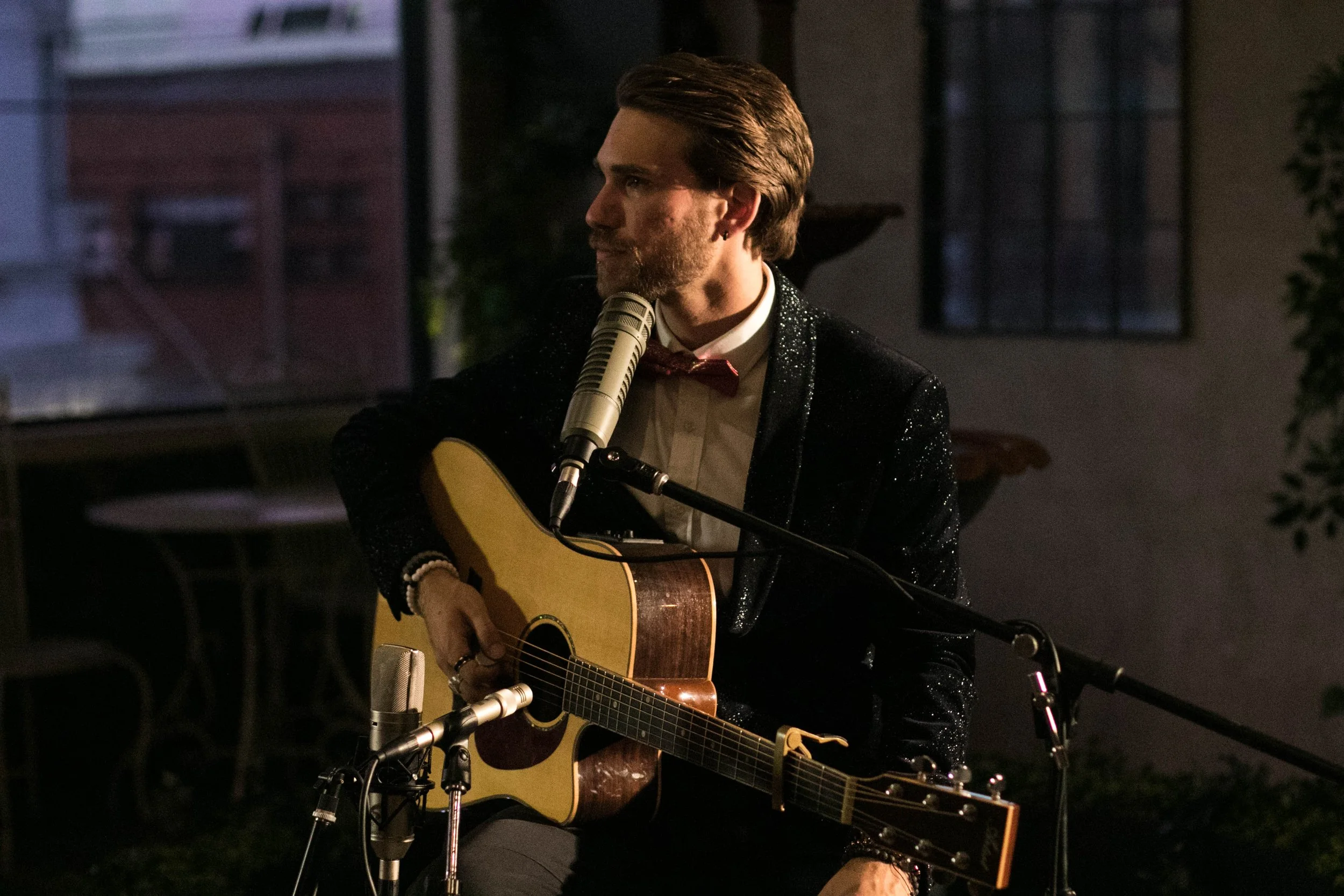 AARON MELBOURNE ACOUSTIC LOOPER BAR RESIDENCY ENTERTAINER