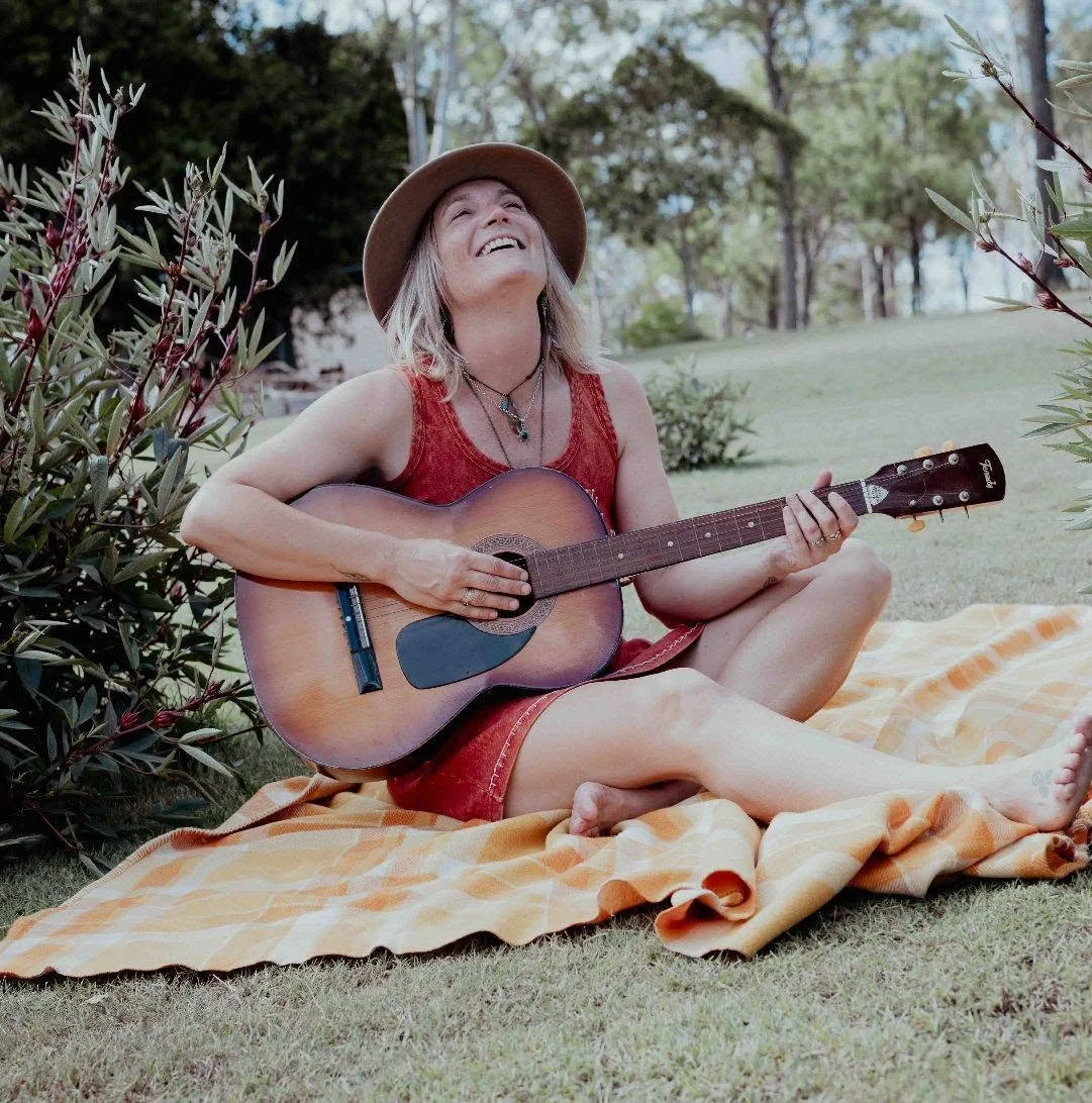 PETA BRISBANE COUNTRY MUSICIAN CORPORATE EVENT LIVE ENTERTAINER HIRE PERFORMANCE