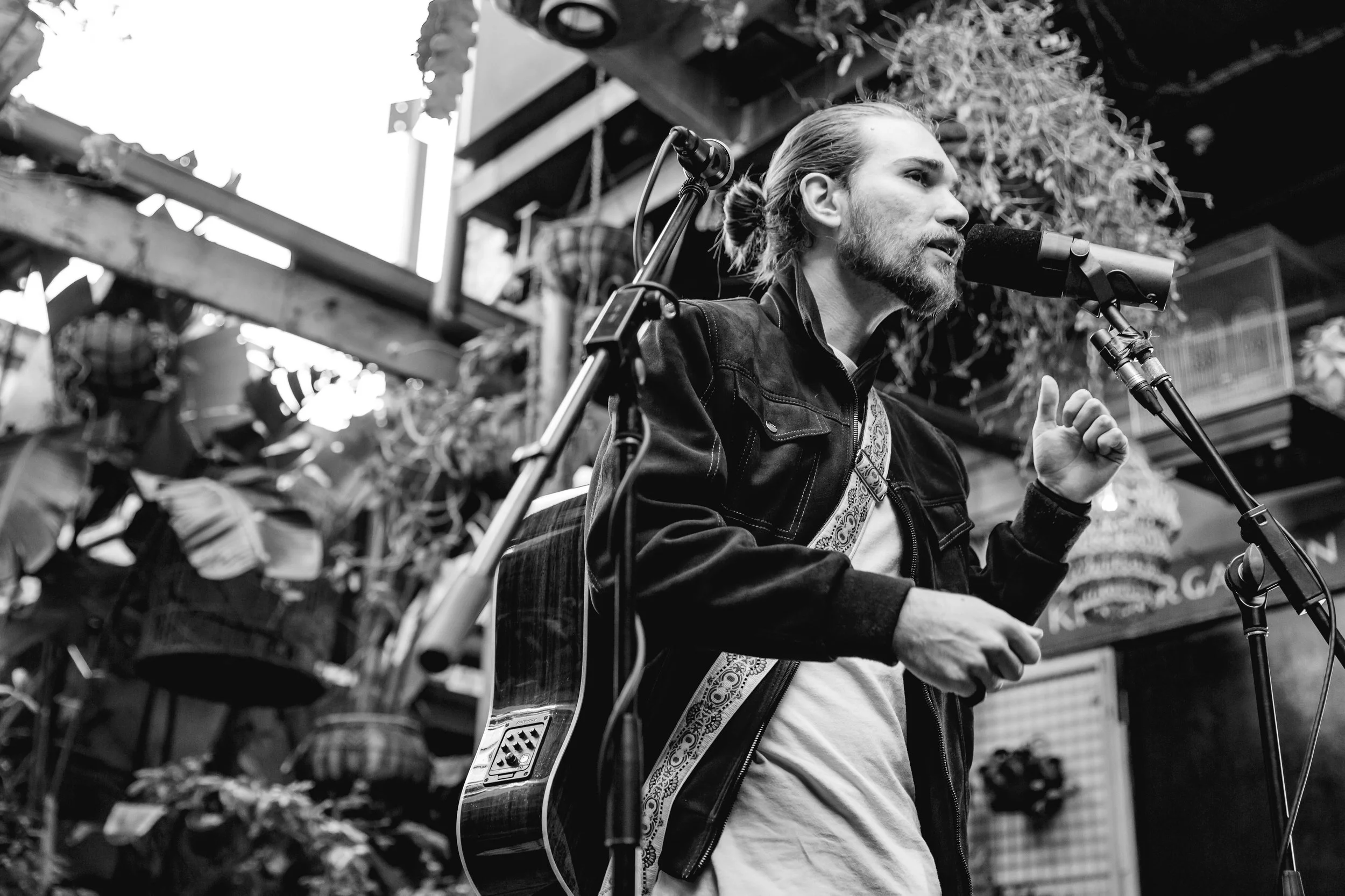 AARON MELBOURNE ACOUSTIC LOOPER FESTIVAL ENTERTAINER HIRE
