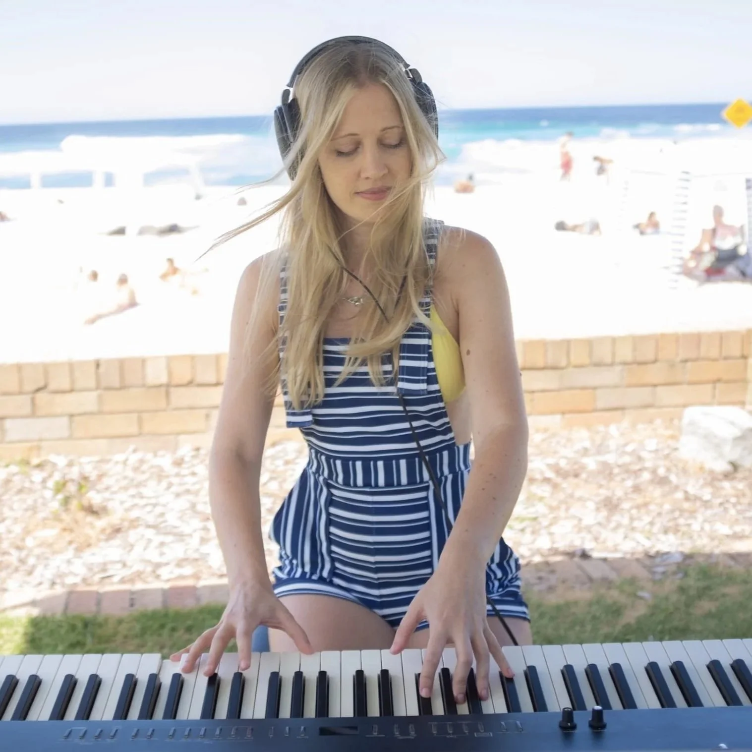 LARA SYDNEY VERSATILE PIANIST PRIVATE PARTY ENTERTAINER