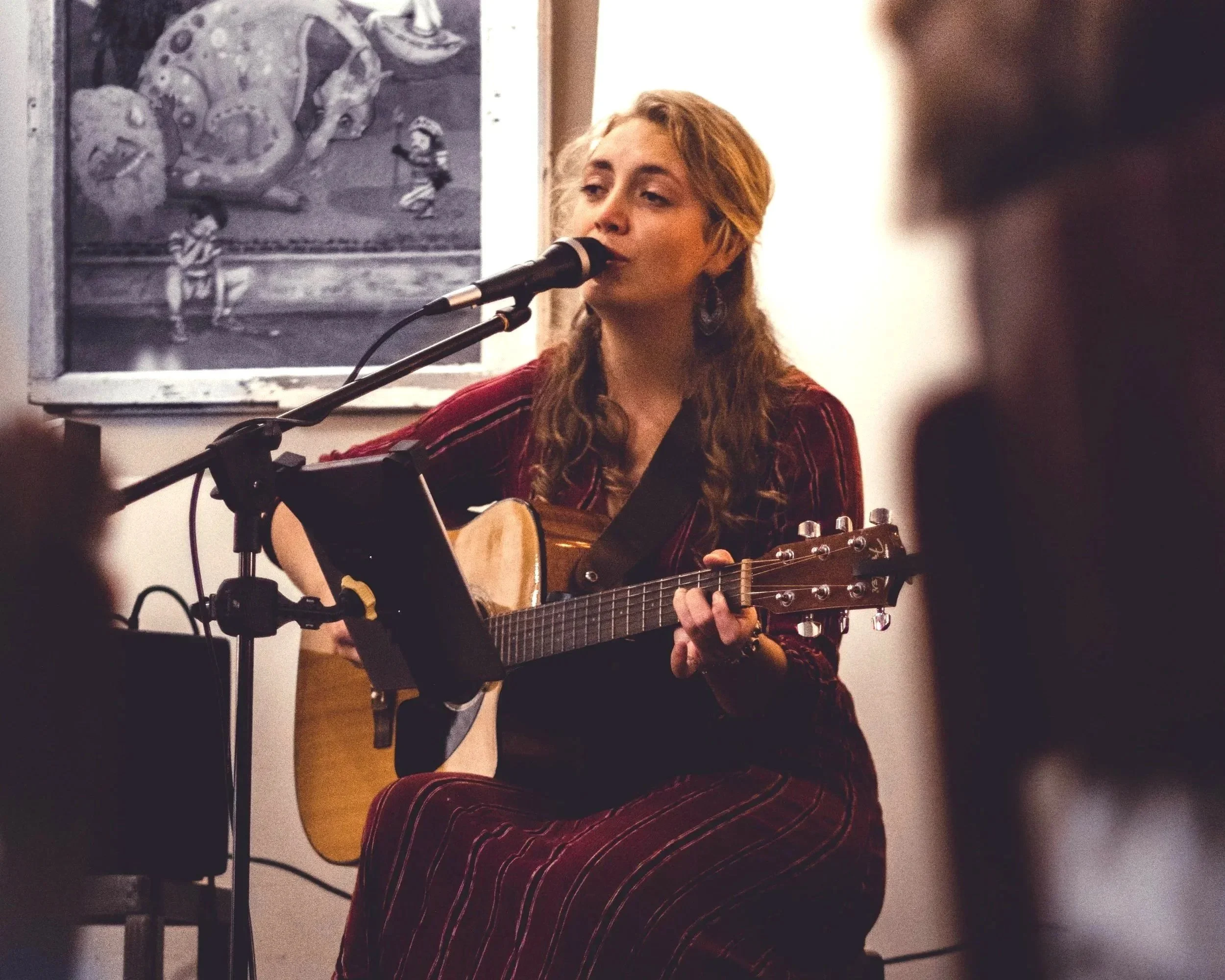 LAURA-MAE-is-an-acoustic-pop-artist-performing-in-Brisbane.jpg