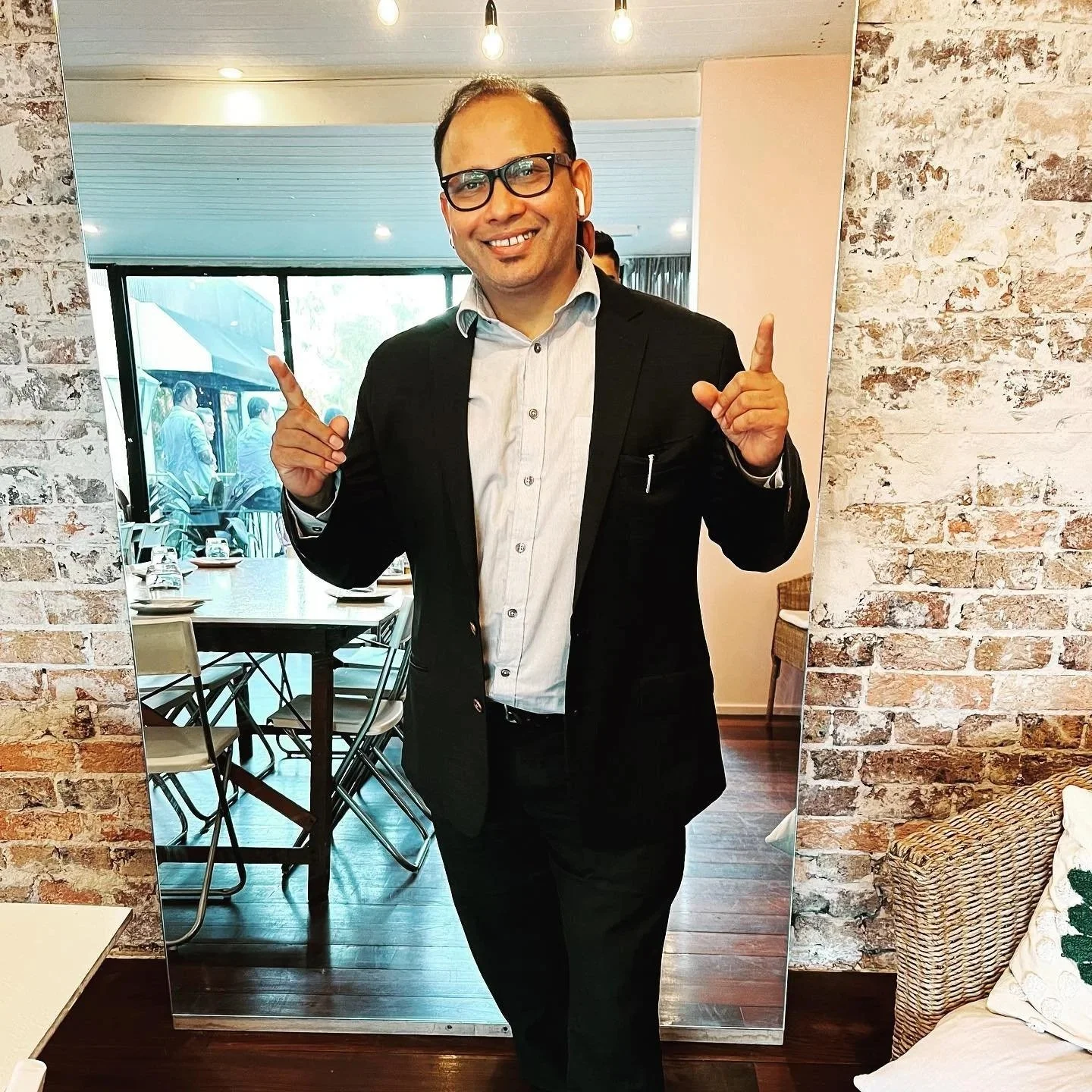 AJAY SYDNEY POP ROCK SINGER RESTAURANT LIVE MUSICIAN HIRE