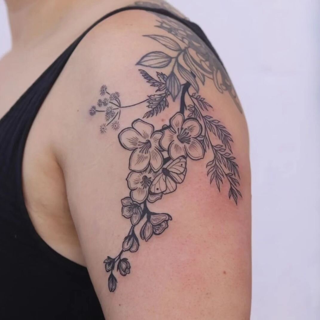 Cute shoulder floral 🌺 by @strawberry_softserve 
Booking available 
.
.
#tattoo #vancouvertattoo #vancouverart #ttt #タトゥー #イラスト #yvr #floraltattoo #flashtattoo #bebopink