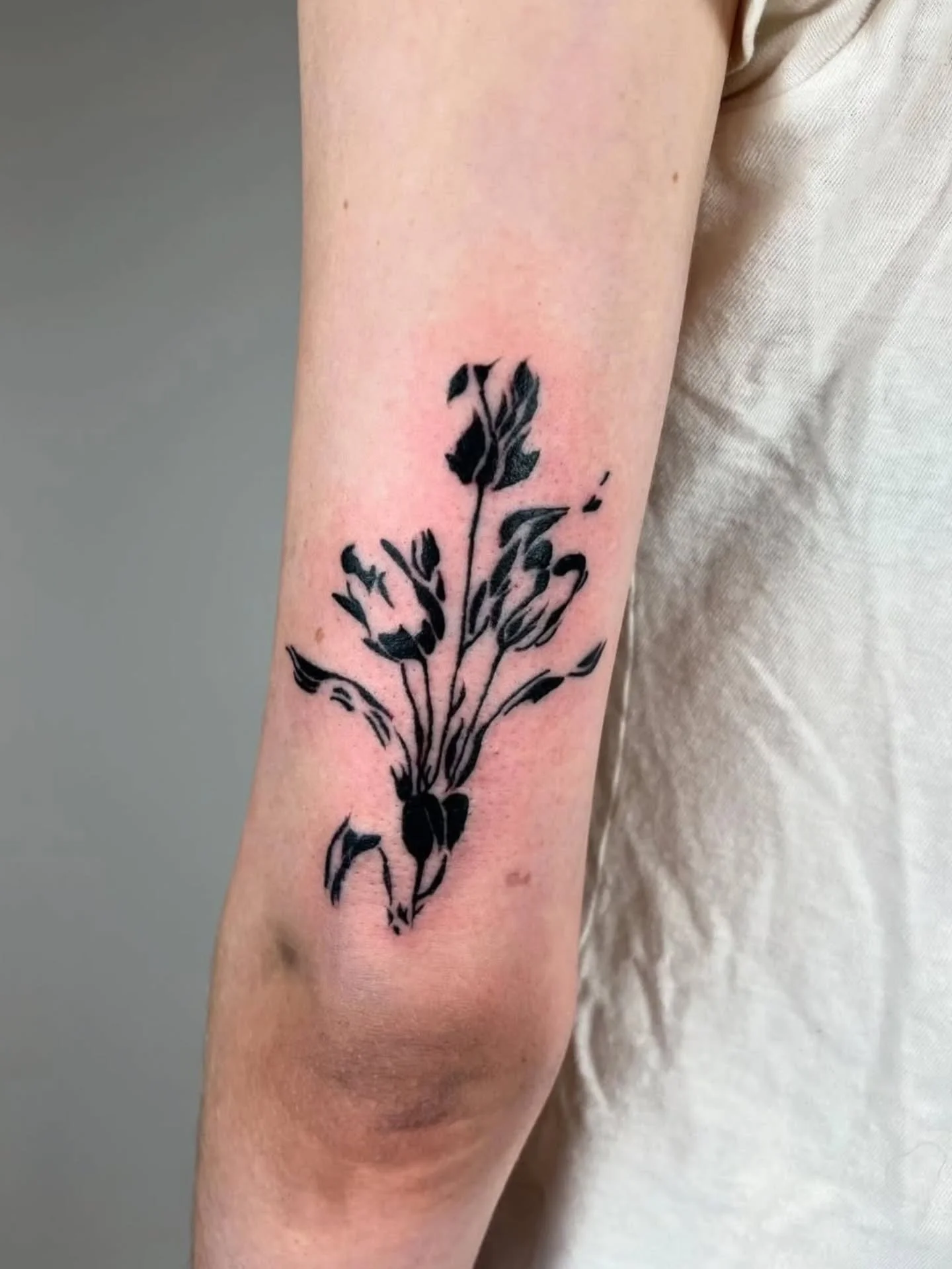 Blackwork Tulips 🌷 🌷 🌷 by @friendly.ferns 
Booking available 
.
Next flash day: Halloween! 
.
.
#tattoo #vancouvertattoo #tulip #tuiiptattoo #vancouvertattooartist #floraltattoo