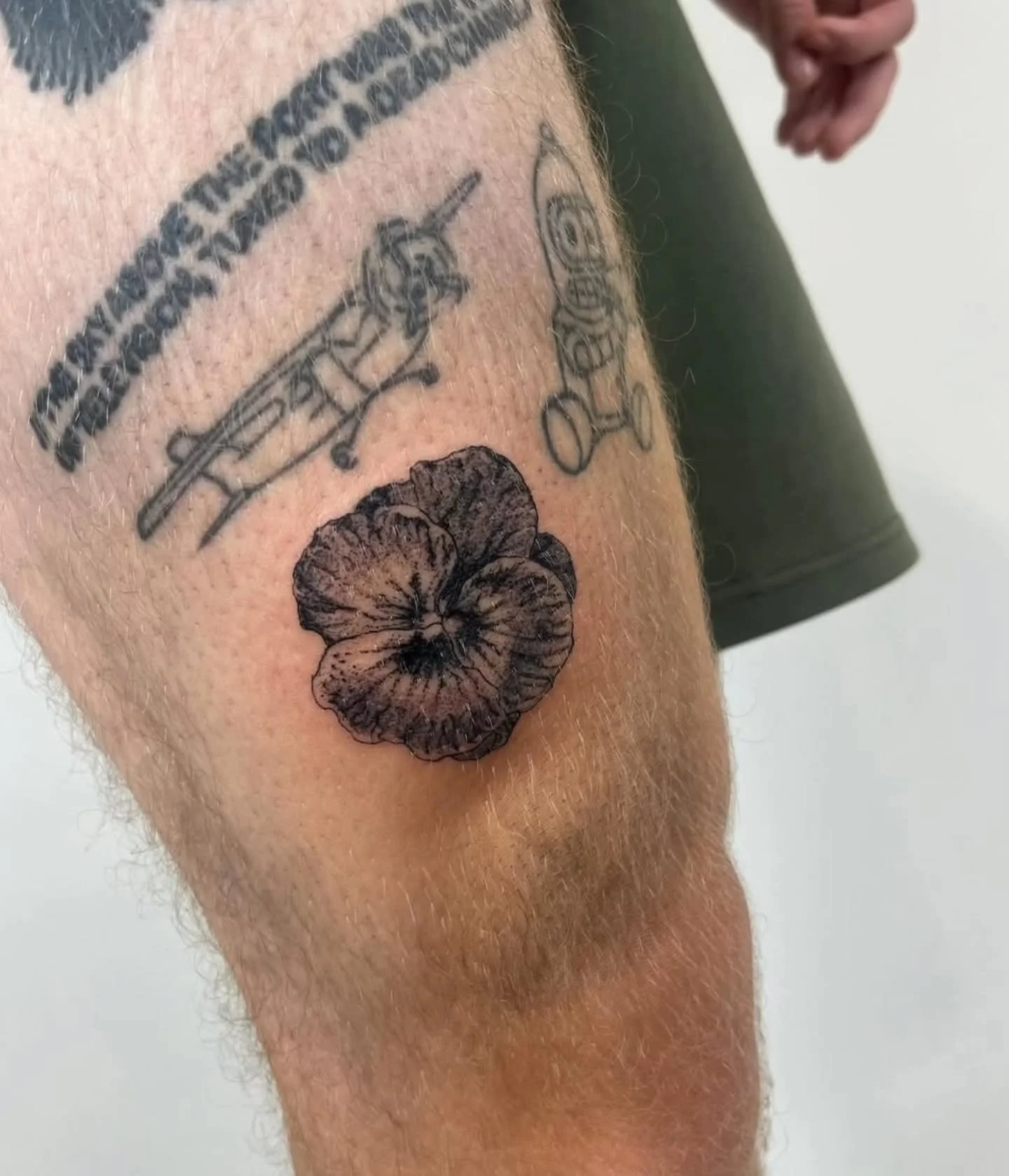 Pansy 🌺 from car free day by @friendly.ferns 
Booking available! 
.
Upcoming: Halloween Flash Day, Oct 31! 
.
.
#tattoo #vancouvertattoo #vancouverart #pansy #floraltattoo #vancouvertattooartist #tattooflash