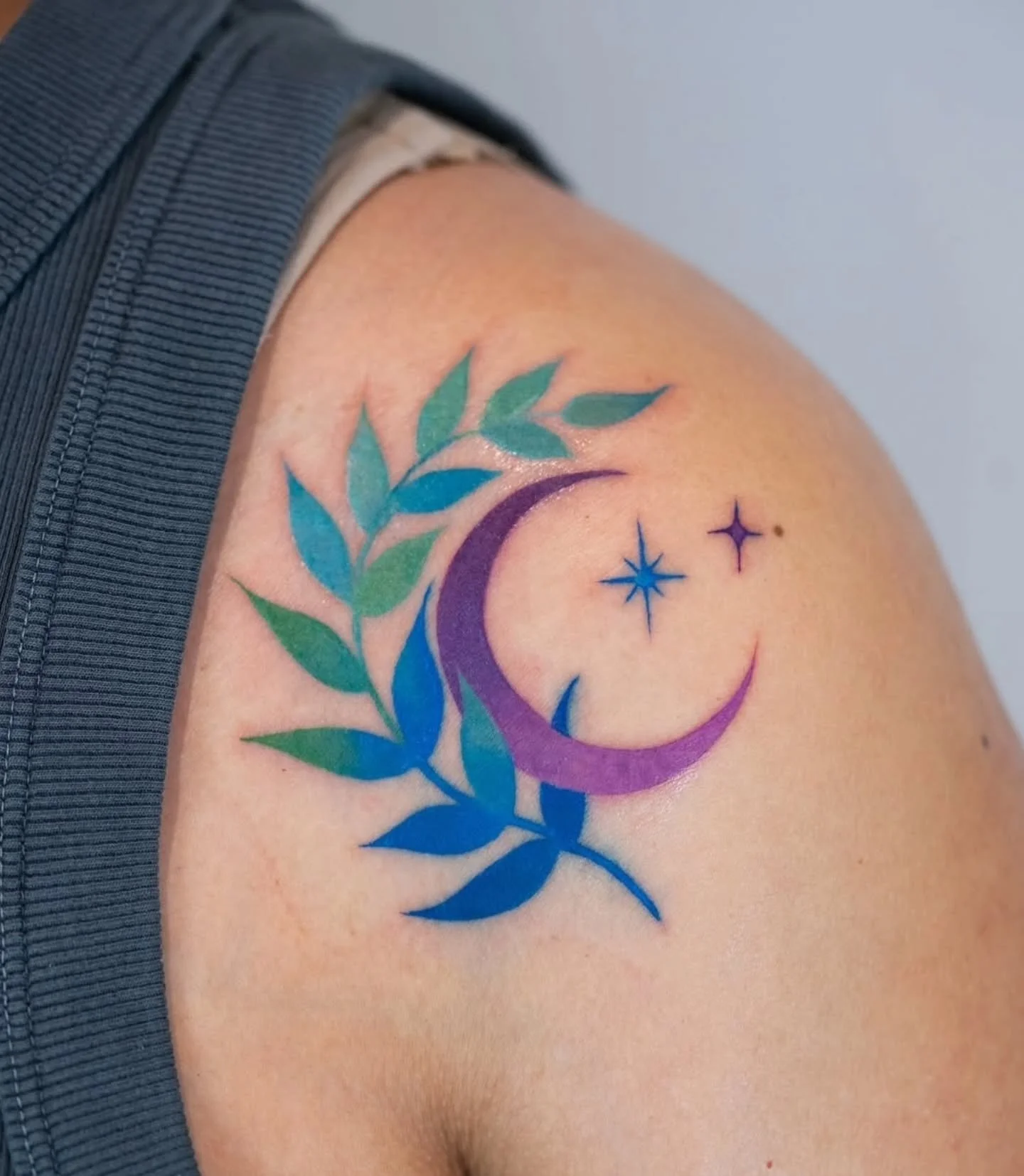 Leaf and Moon 🌿 🌙 by @heeyajenny 
Booking available 
.
Upcoming: Our Second Art Show, Growth - on Nov 8, 6 - 9pm! 
.
.
#tattoo #vancouvertattoo #vancouverart #yvr #colortattoo #moon #vancouvertattooartist