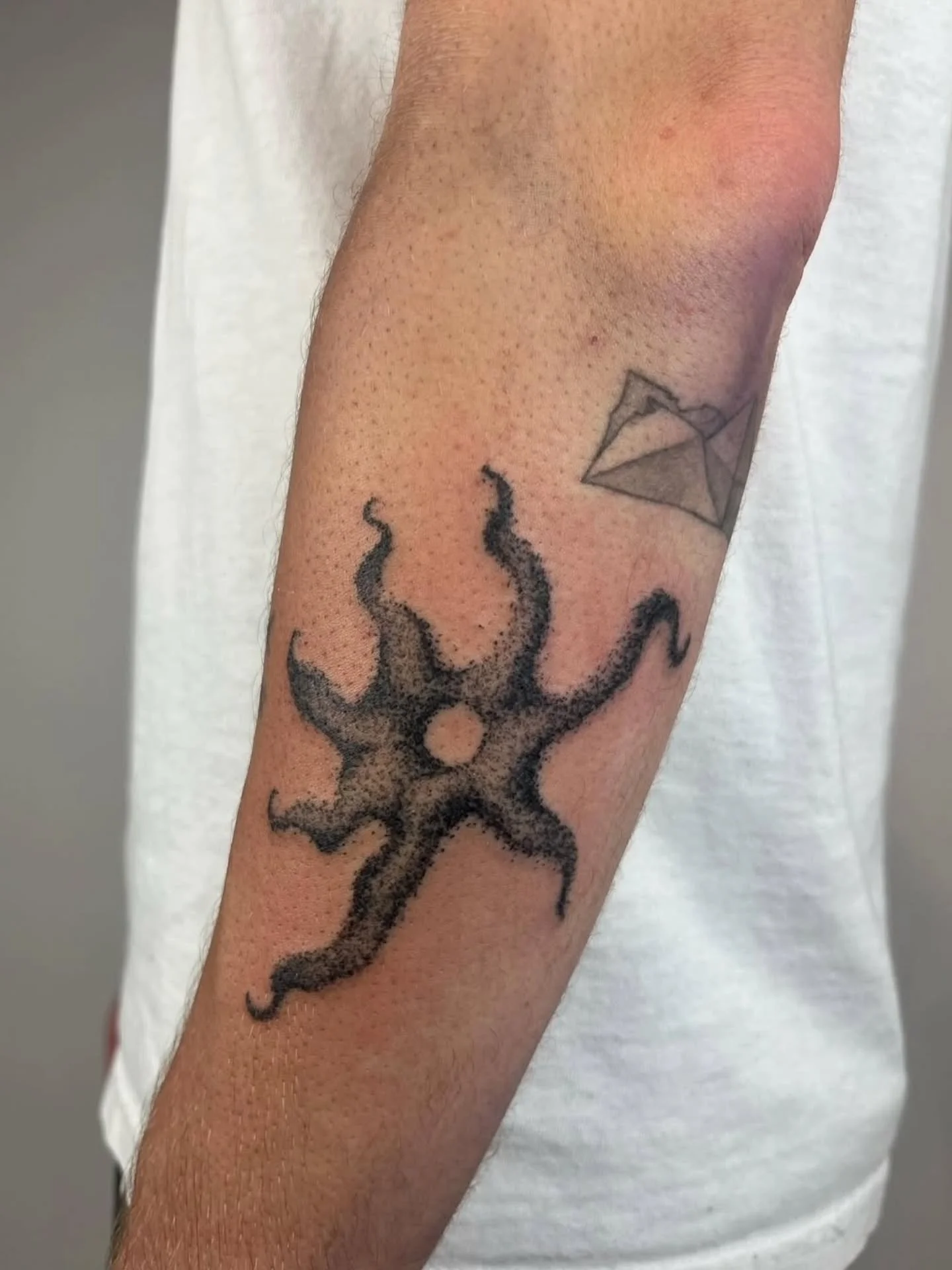 Wiggly star 🌟 by @friendly.ferns 
Booking available 
.
Upcoming: Bebop 2nd Art Show tomorrow! Nov 8
.
.
#tattoo #vancouvertattoo #vancouverart #yvr #vancouvertattooartist #tattooflash #startattoo