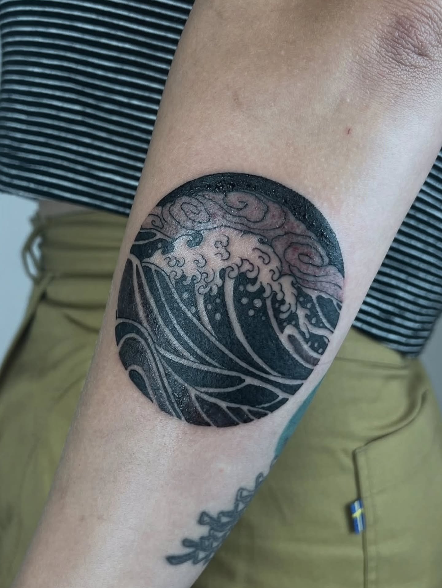 Crashing waves 🌊 by @jjjojo____ 
Booking available!
.
Upcoming: pre holiday market on Nov 29 &amp; 30!
.
.
#tattoo #vancouvertattoo #vancouverart #yvr #vancouvertattooartist #wave #tattooflash