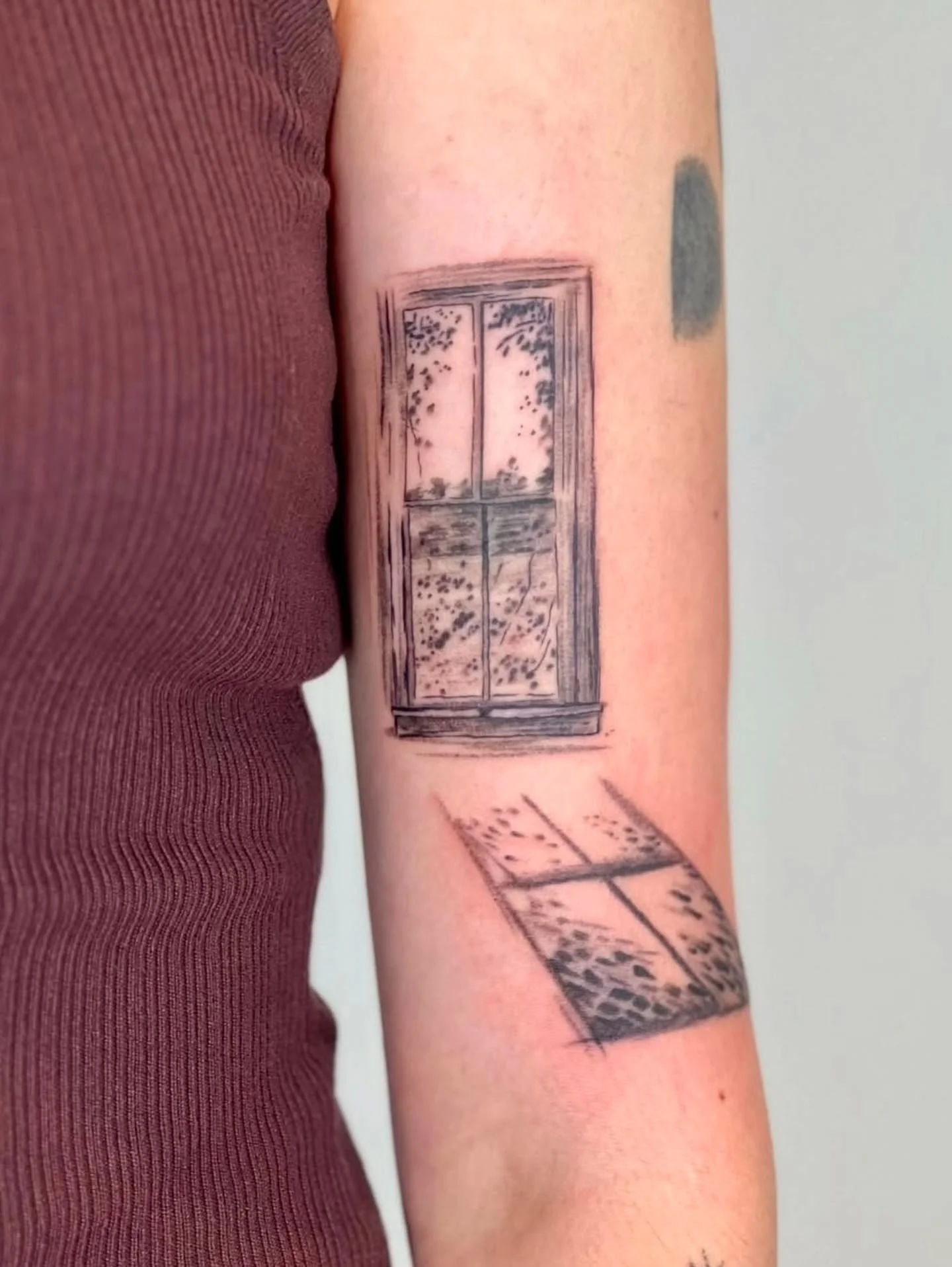 Light through the window 🪟 ✨️ by @statlew_ 
.
.
#tattoo #vancouvertattoo #vancouverart #yvr #vancouvertattooartist #window