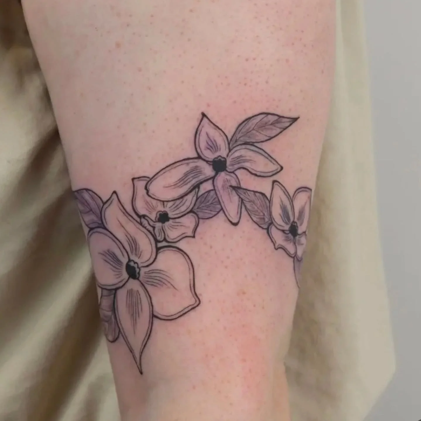 Dogwood wrap 🌱 by @strawberry_softserve 
Booking available
. 
.
#tattoo #vancouvertattoo #vancouverart #yvr #vancouvertattooartist #floral