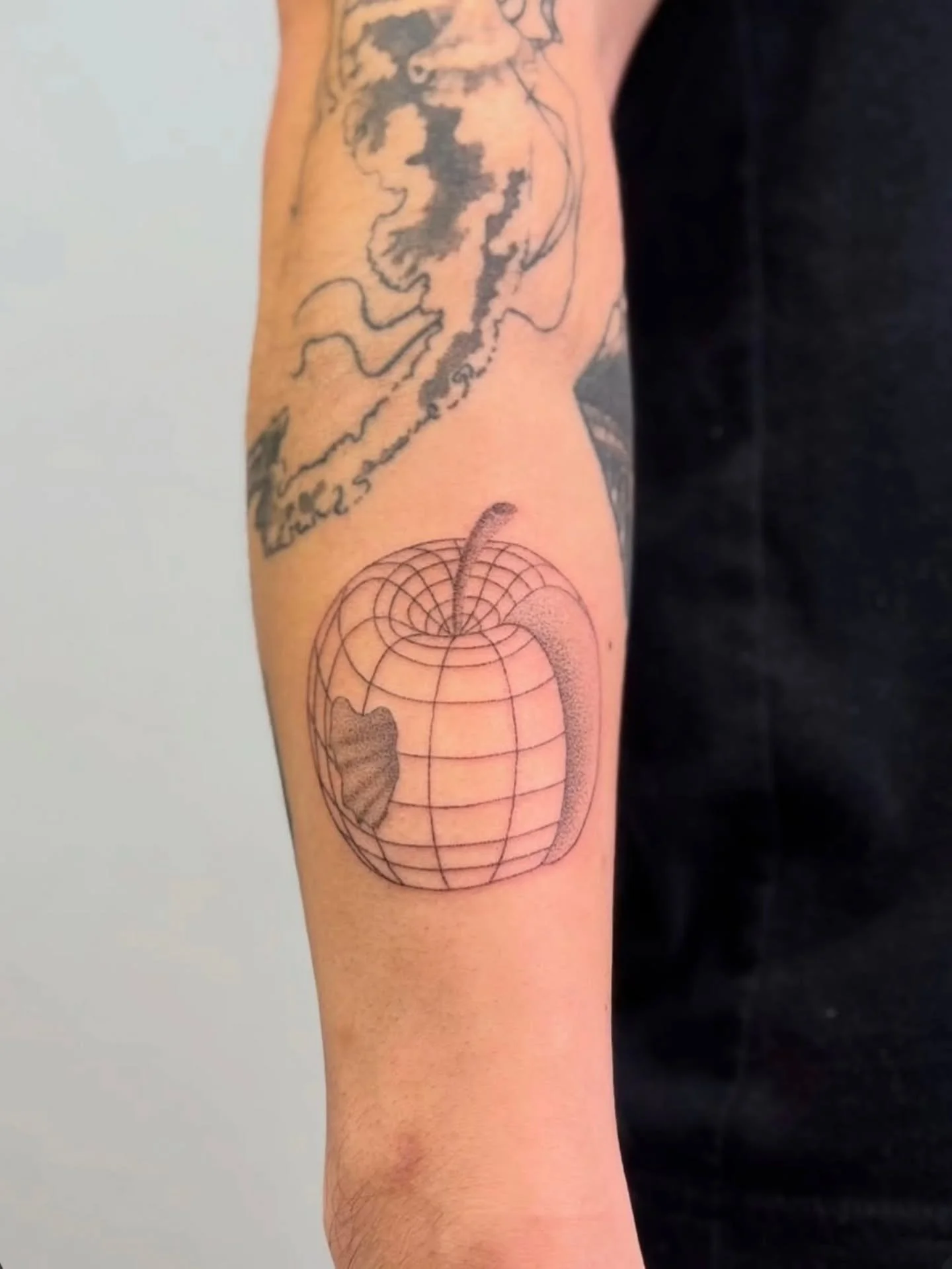 Geometric Apple 🍎 by @slosluggo 
.
Upcoming: Friday 13th x Valentines flash day: Feb 13 + 14!
.
.
#tattoo #vancouvertattoo #vancouverart #Apple #handpoke #vancouvertattooartist