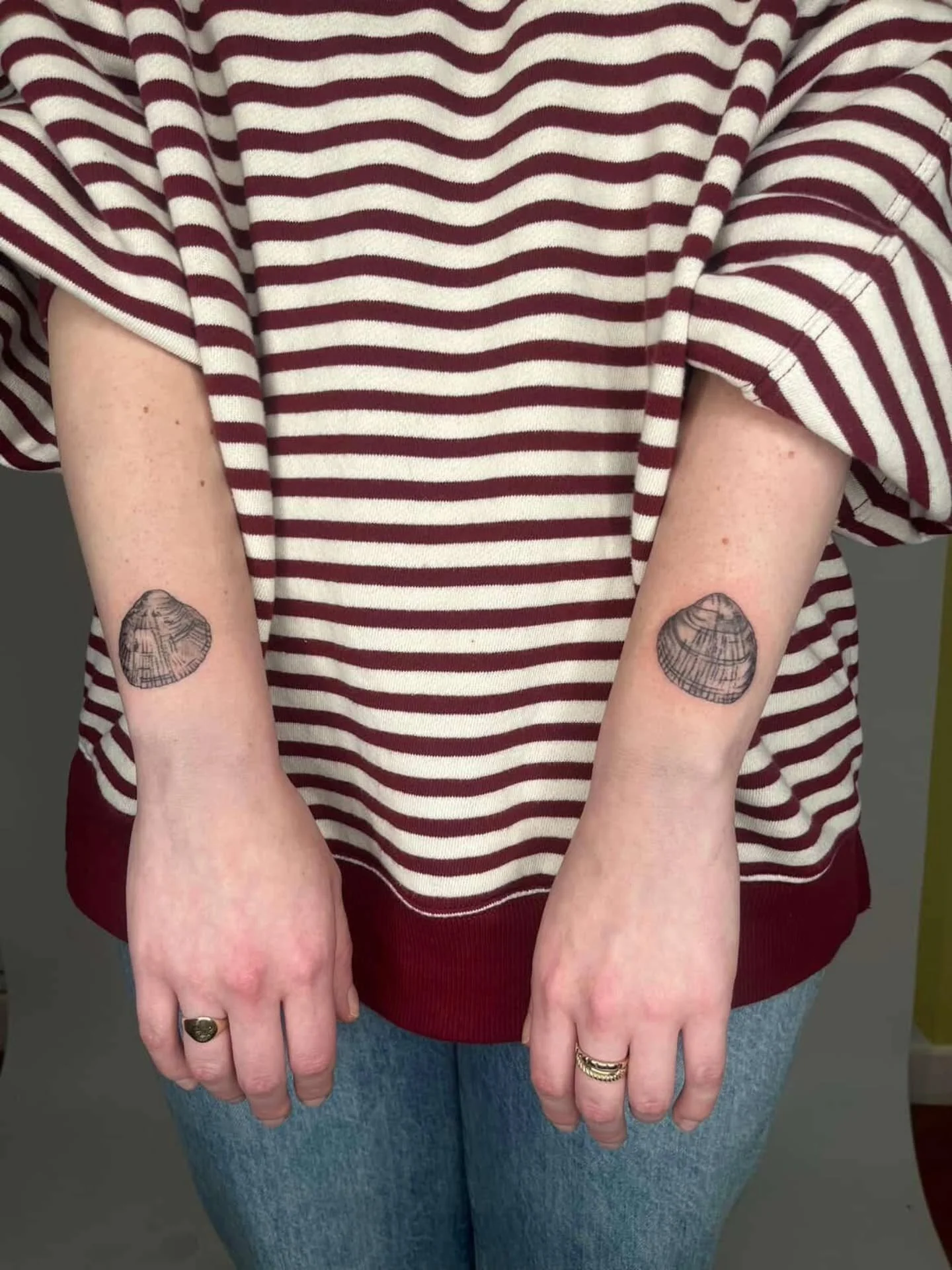 Double shells 🐚 by @friendly.ferns 
Booking available! 
.
Upcoming: friday 13th x valentine's flash day, Feb 13 + 14! 
.
.
#tattoo #shell #vancouvertattoo #vancouverart #yvr #vancouvertattooartist