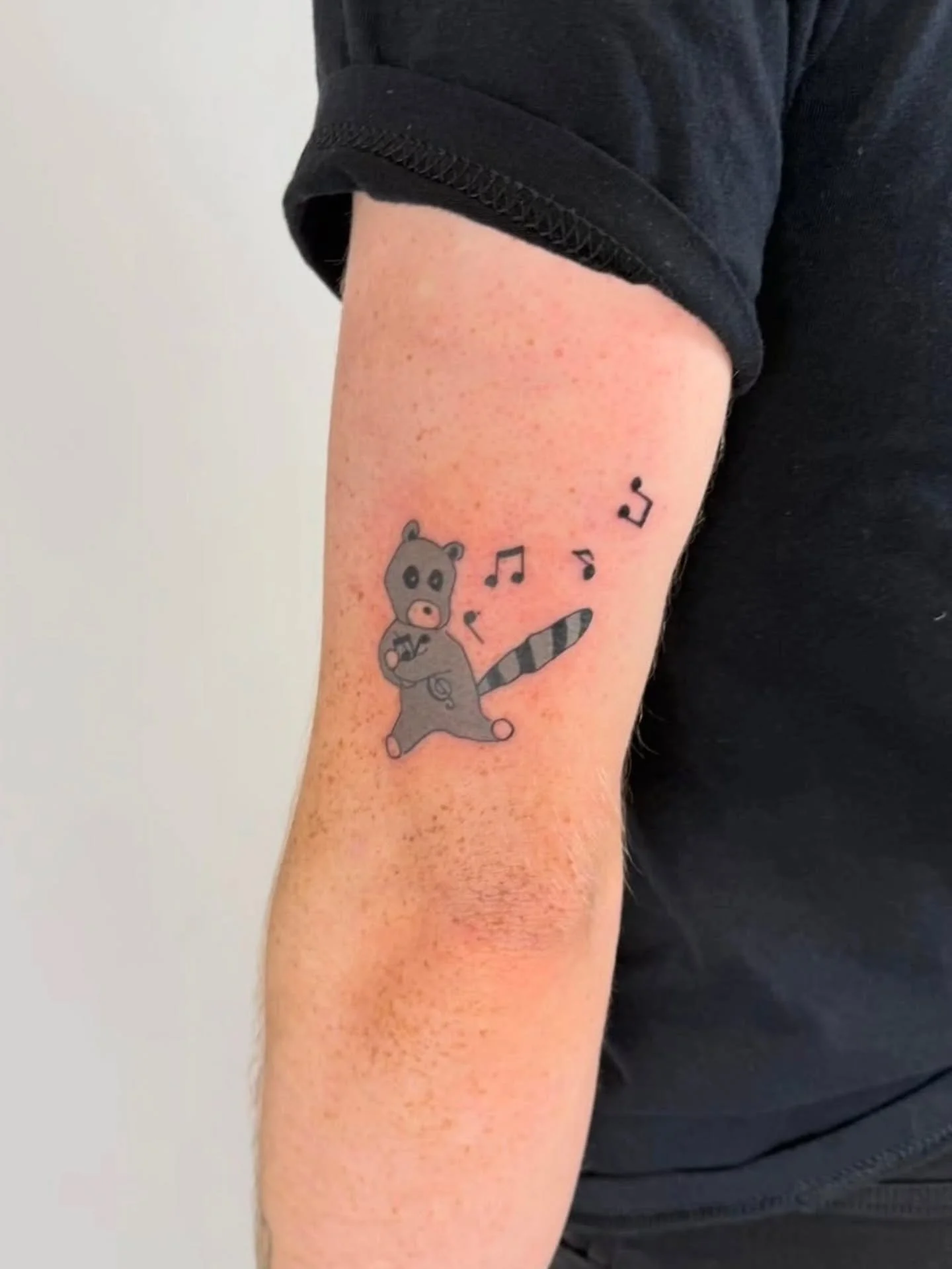 Music thief raccoon 🎶 by @laylachenyz 
Books open! 
.
Upcoming: friday the 13th x valentine's flash event: Feb 13 + 14
.
.
#raccoontattoo #vancouvertattoo #vancouverart #animaltattoo #vancouvertattooartist