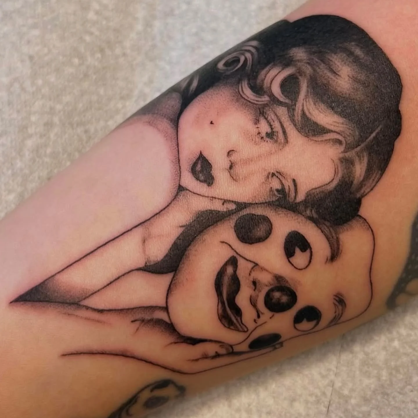 Beautiful piece by our new resident artist @fl0atingb0nes 
.
Upcoming: Spring Equinox Drawing Night in March (TBA) 
.
.
#tattoo #vancouvertattoo #vancouverart #yvr #vancouvertattooartist