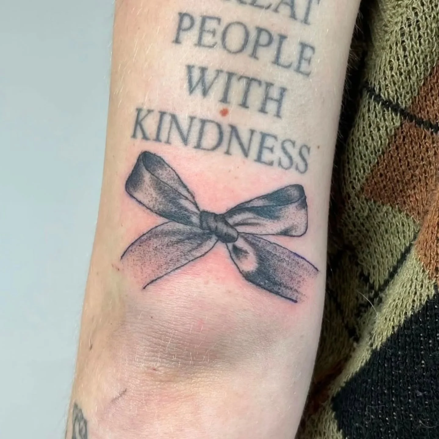 Cute bow 🎀 by @friendly.ferns 
Booking available! 
.
Upcoming: Spring Equinox Drawing night (TBA for March)
.
.
#bow #tattoo #vancouvertattoo #vancouverart #tattooflash