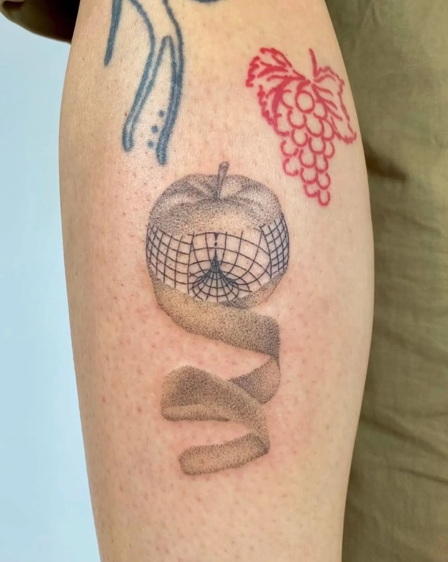 Peeling Apple 🍎 by @slosluggo 
.
Upcoming: Spring Equinox Still Life Drawing Night: March 21, 6pm - 9pm! Tickets on link in bio. 
3283 Main St, Vancouver 
.
.
#tattoo #appletattoo #handpoke #vancouvertattoo #vancouverart