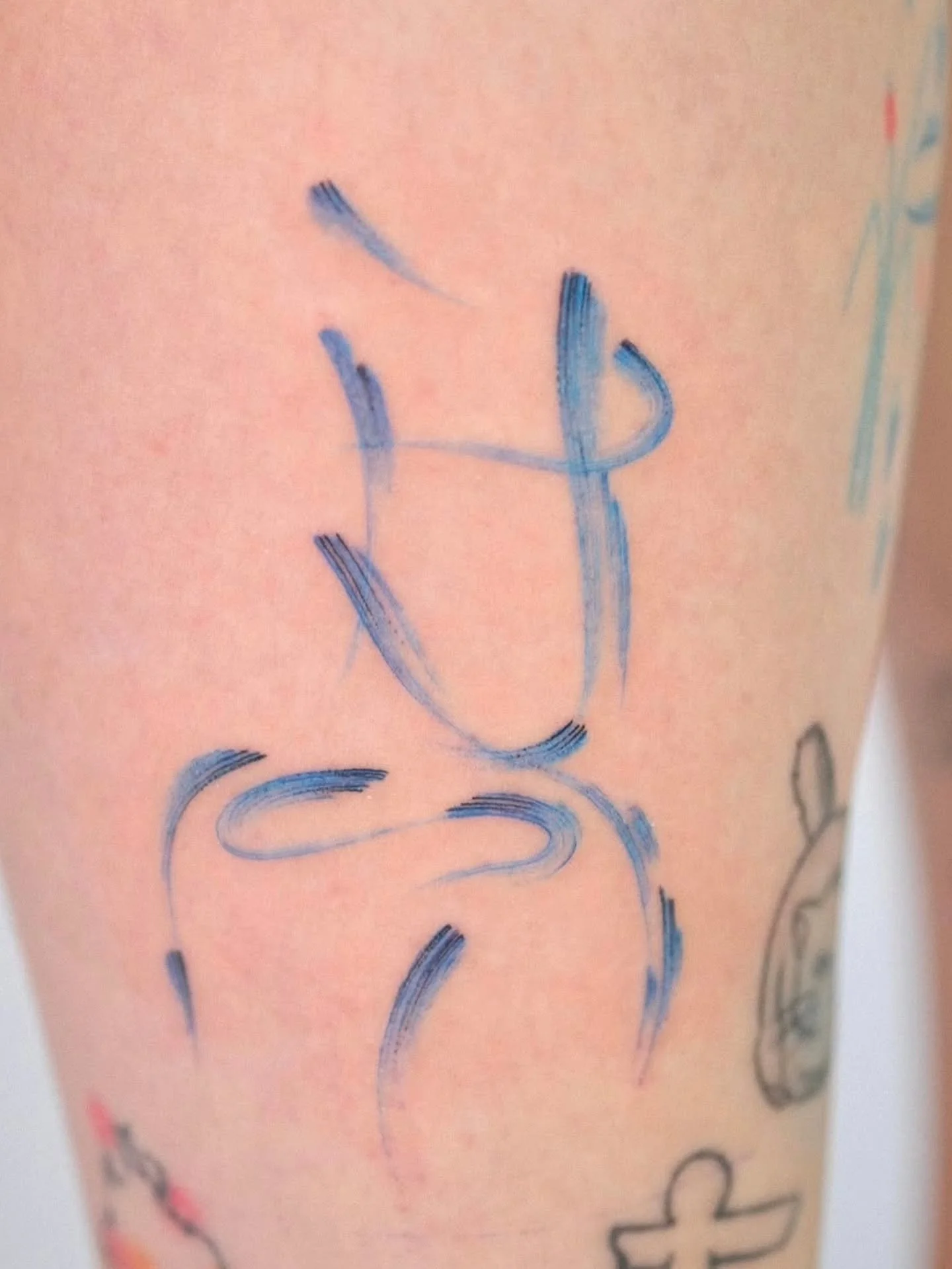 Brush stroke chair 💺 by @zik_tats 
.
Upcoming: 
April 18 - We Love Music Too Flash day, 12pm 
April 25 - Signal / Bloom live music night, 7pm 
.
.
#chairtattoo #vancouvertattoo #vancouverart #tattooflash #chair