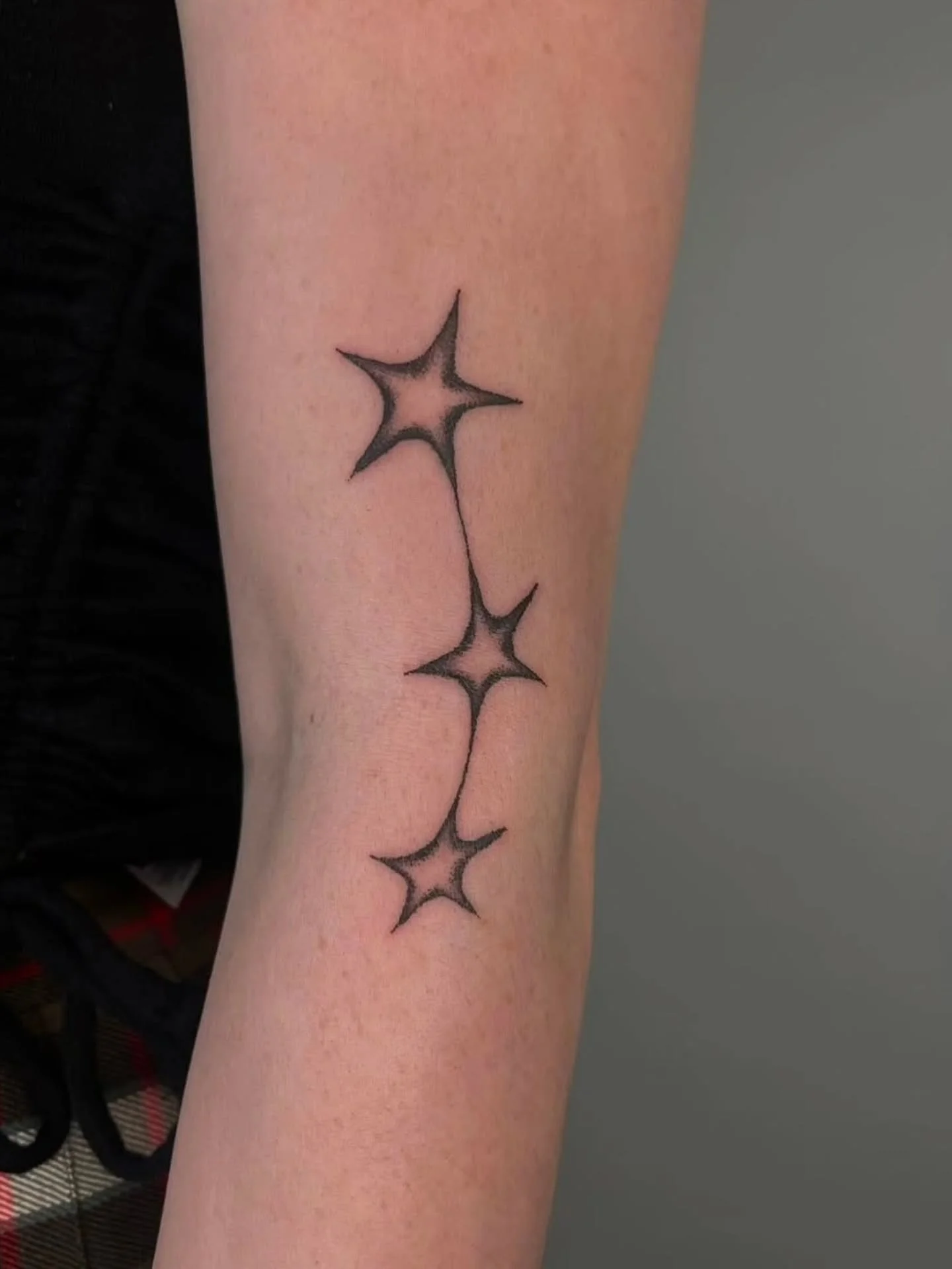 String of Stars 🌟🌟🌟 by @friendly.ferns 
Books open
.
Signal / Bloom live music night - Tonight! Online tix sold out, limited door tickets available 
.
.
#tattoo #startattoo #vancouvertattoo #vancouverart #tattooflash
