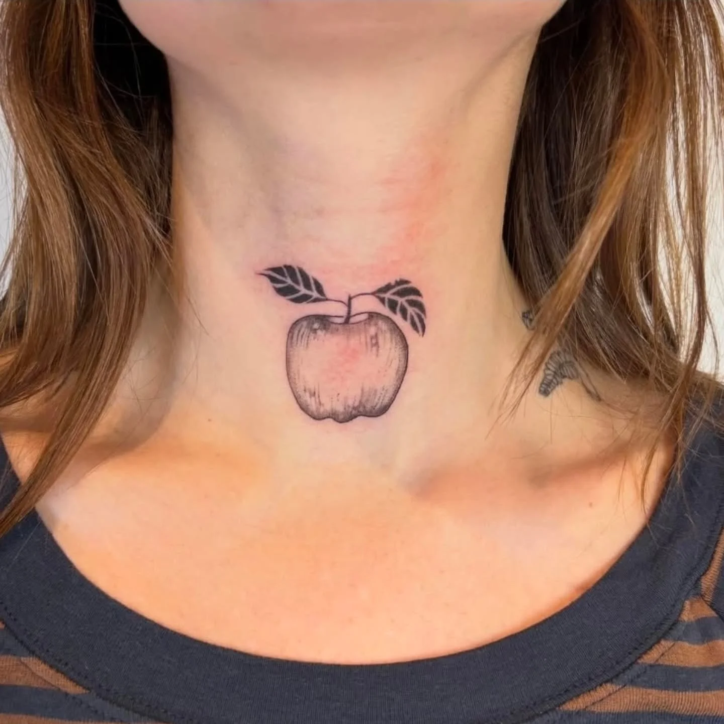 🍎 on throat by @fl0atingb0nes 
.
.
#tattoo #throattattoo #apple #vancouvertattoo #vancouverart