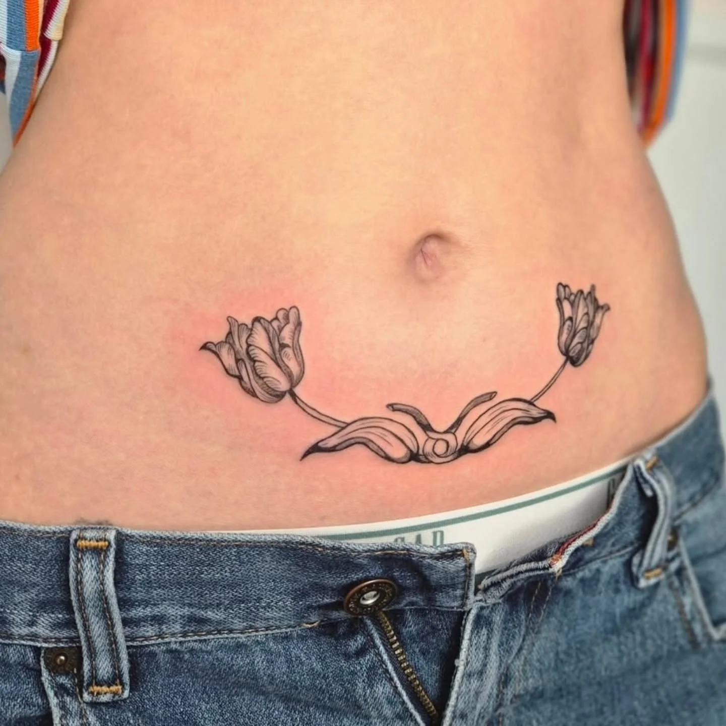 Epic placement Tulips 🌷 by @strawberry_softserve 
.
.
#tattoo #Tulips #vancouvertattoo #vancouverart #yvr