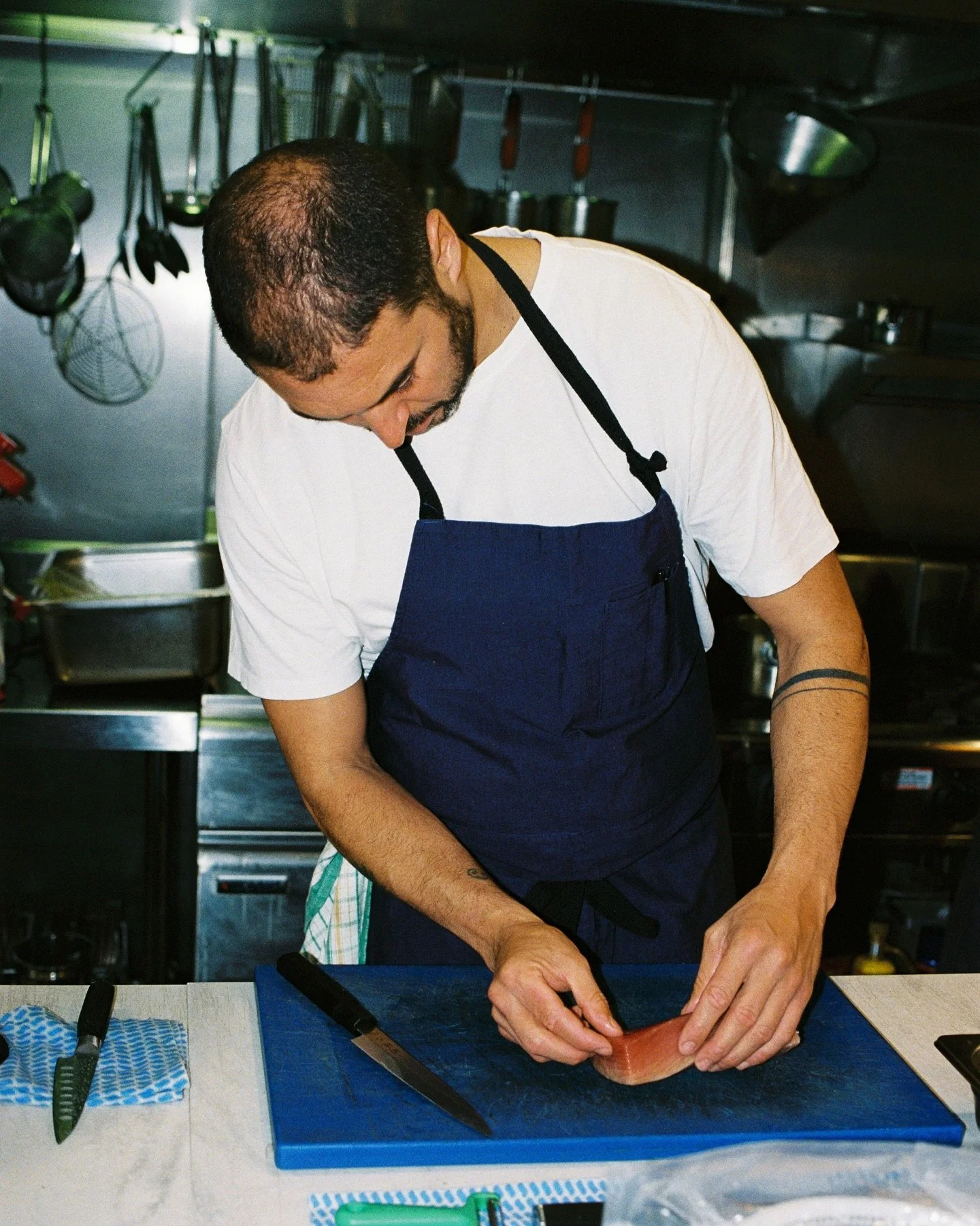 Before the first table is seated, the work has already begun. Produce at its peak prepared with care, sauces stirred, glasses polished. Every dish shaped by the season, every detail ready so that when you arrive, it feels effortless. The menu, the at
