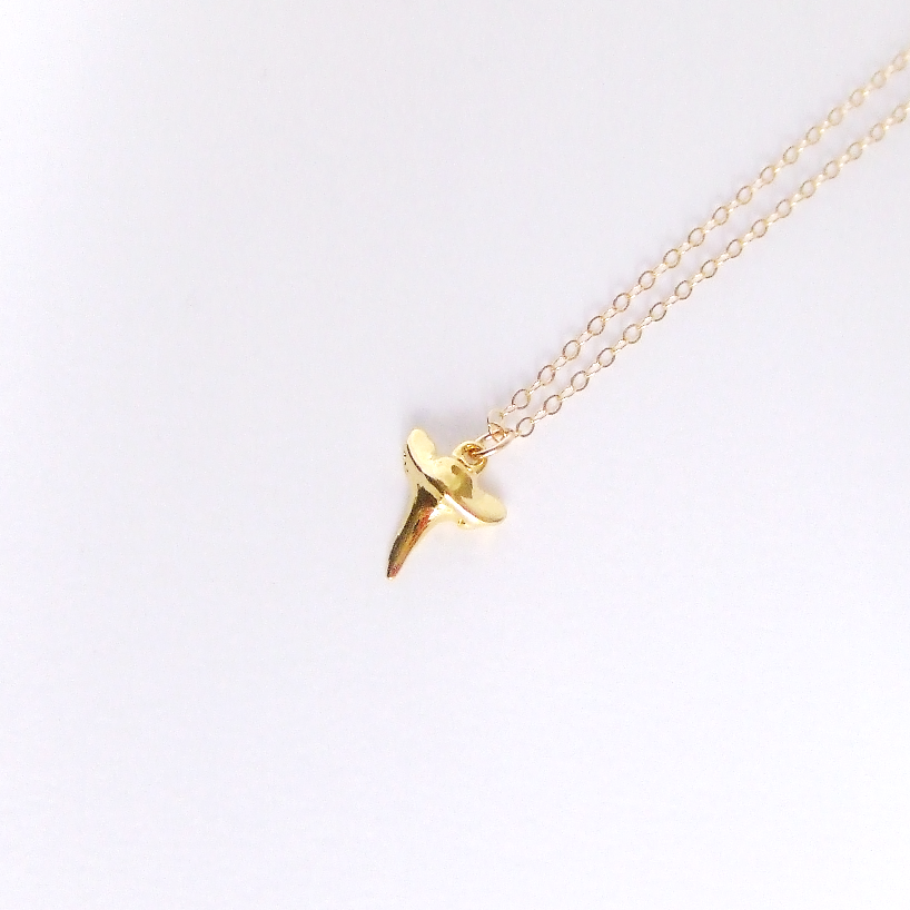 THECOOLWILD-collier-dent-de-requin-2.png