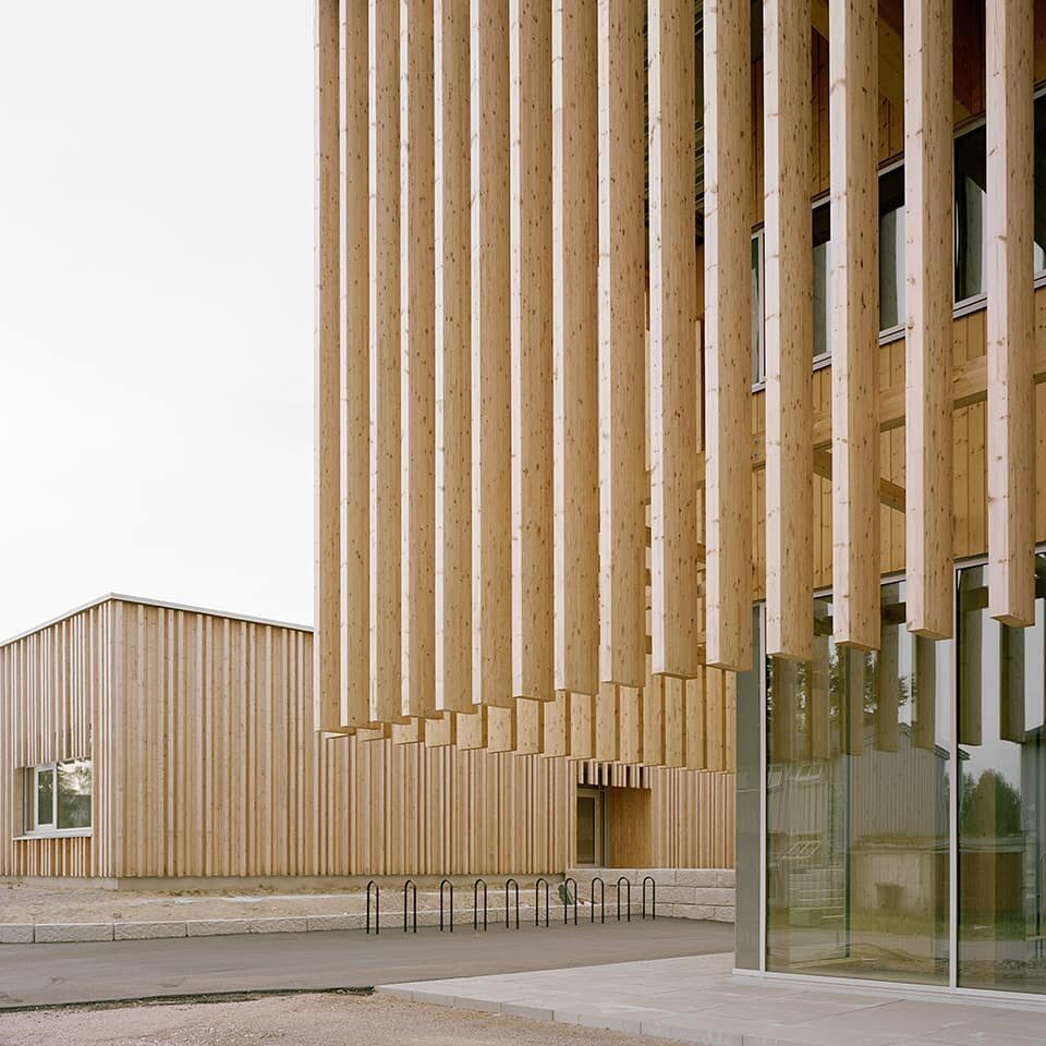 School and Activity house, V&aring;ler, Norway / 2021
Photo: @rasmus.norlander

#tuliniuslind #danisharchitecture #clt #sustainablearchitecture #norwayarchitecture #woodhouse #woodbuilding #tr&aelig;hus #masstimber #architecturephotography #v&aring;l